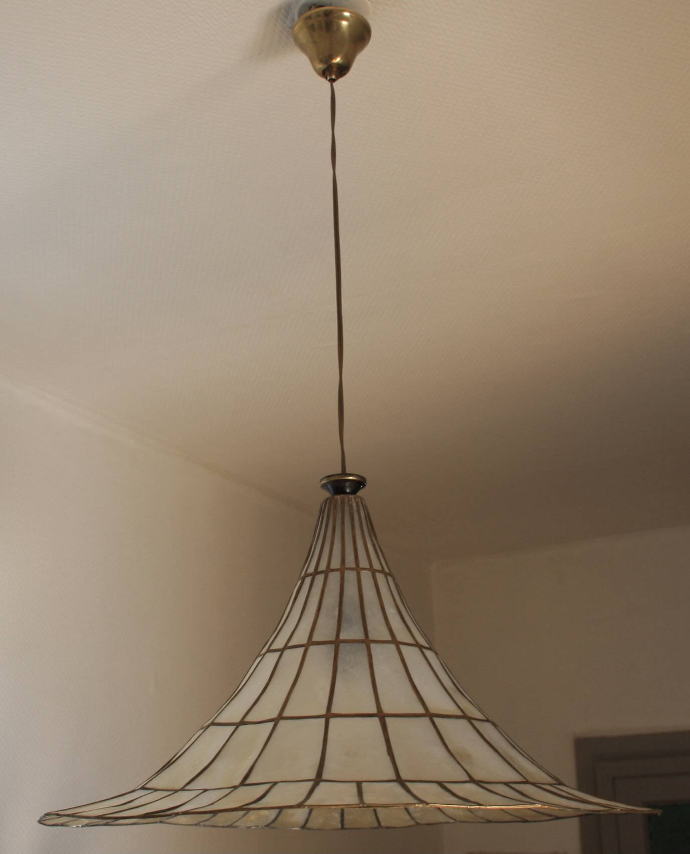 Mother-of-pearl suspension