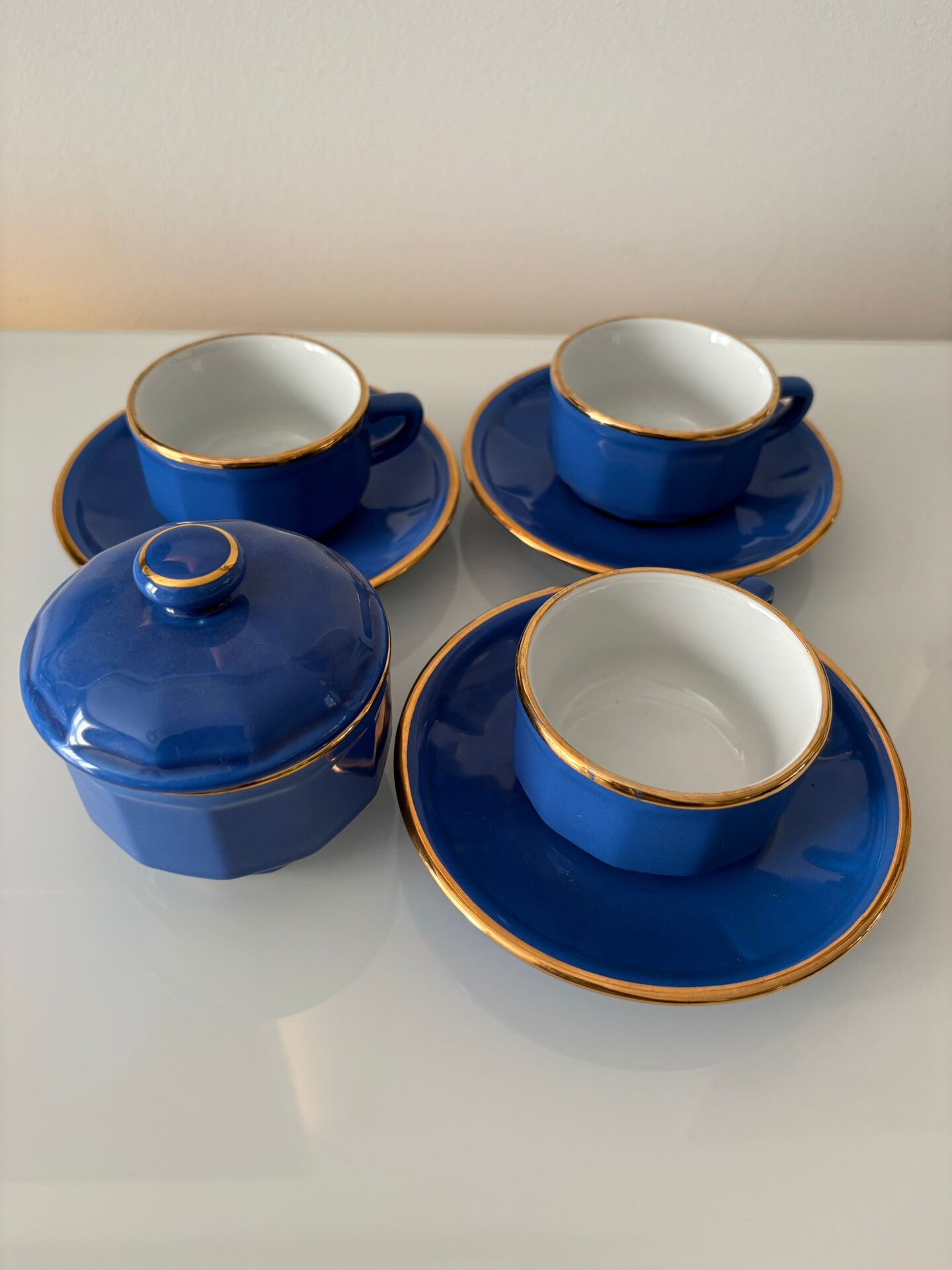 This complete set consisting of 3 cups with their saucers and a sugar bowl.
