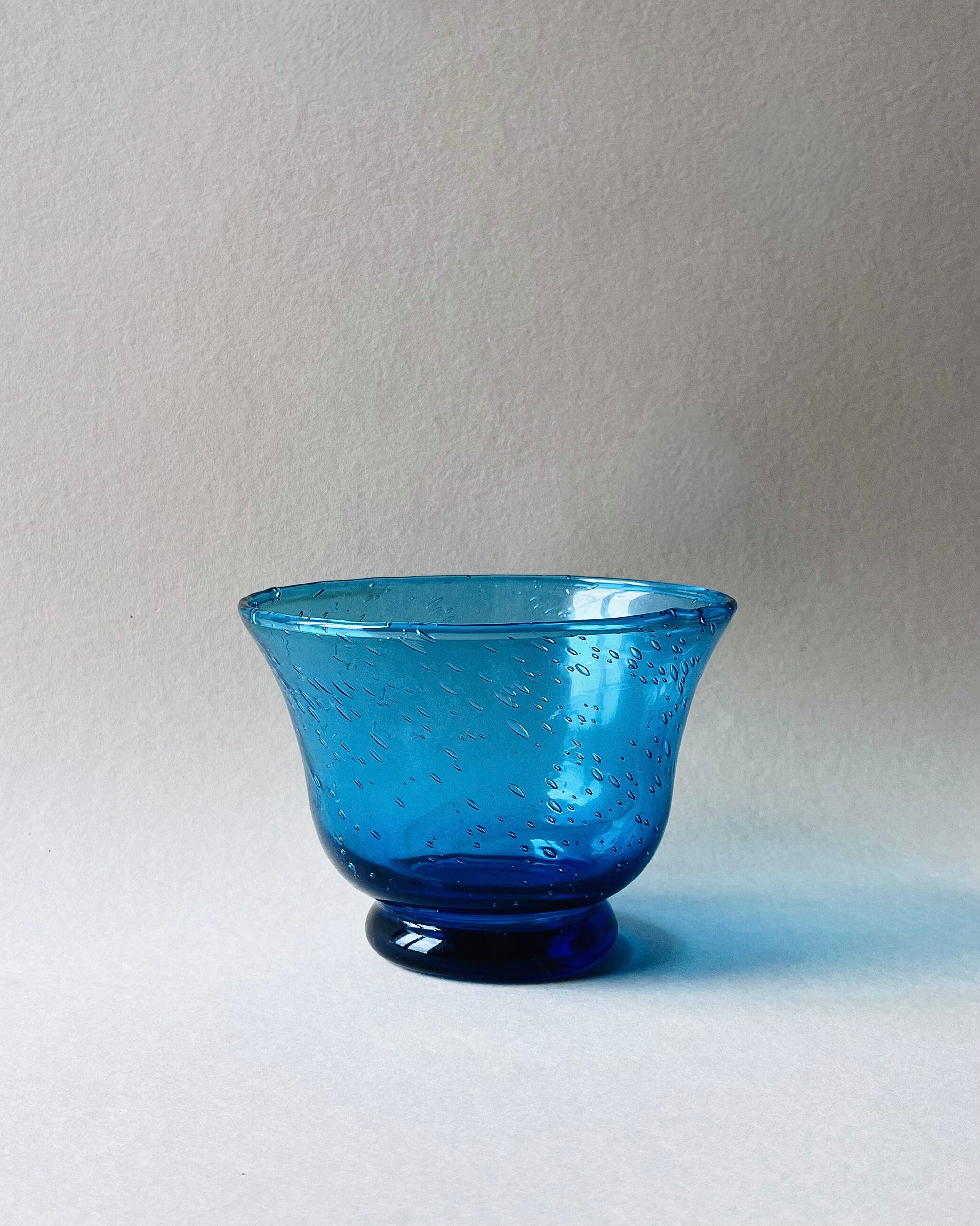 Blown glass bowl with fine bubbles