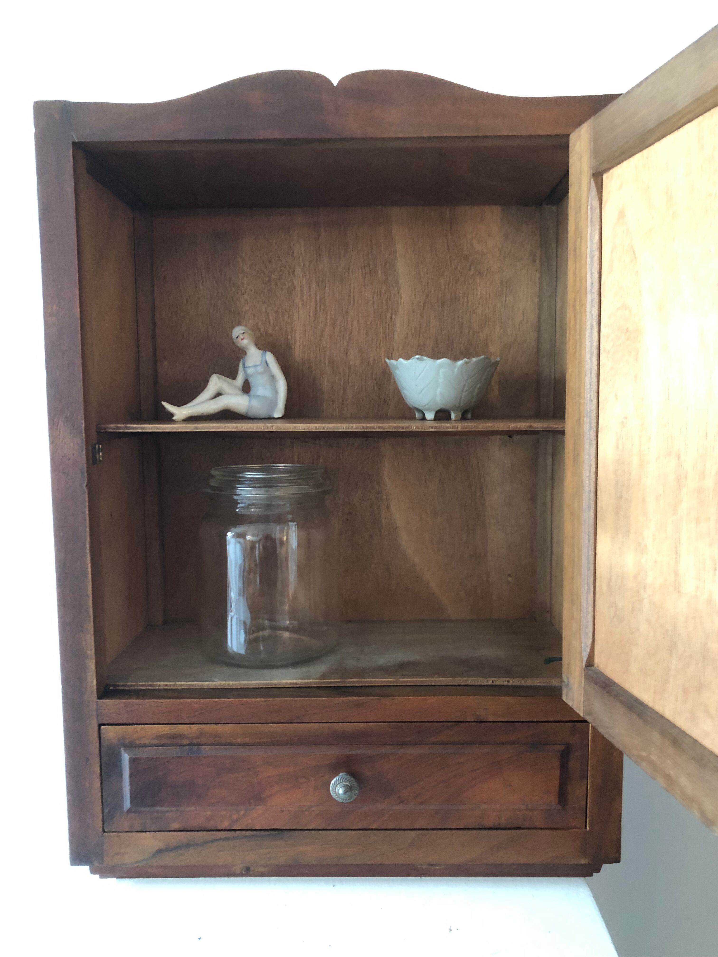 Armoire à pharmacie en bois vintage