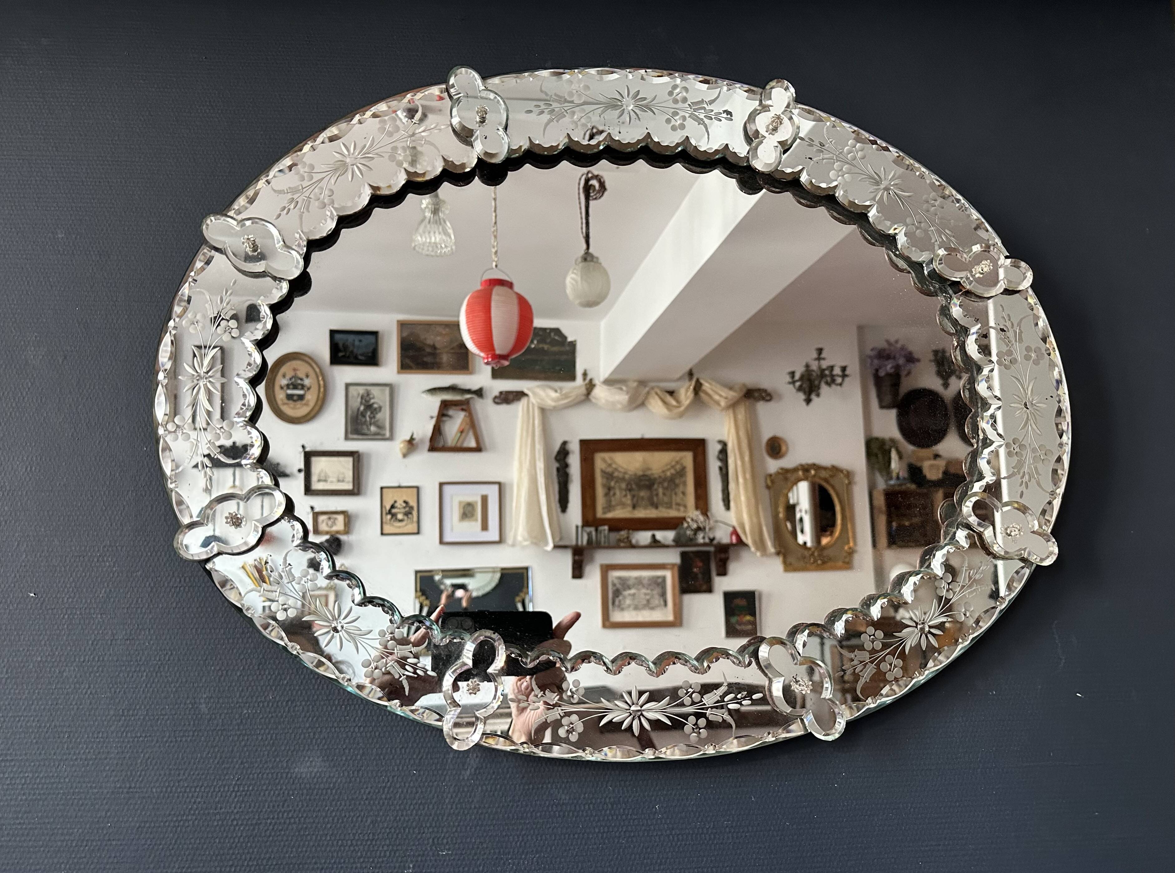 Antique oval Venetian mirror in engraved glass, Murano early 20th century.