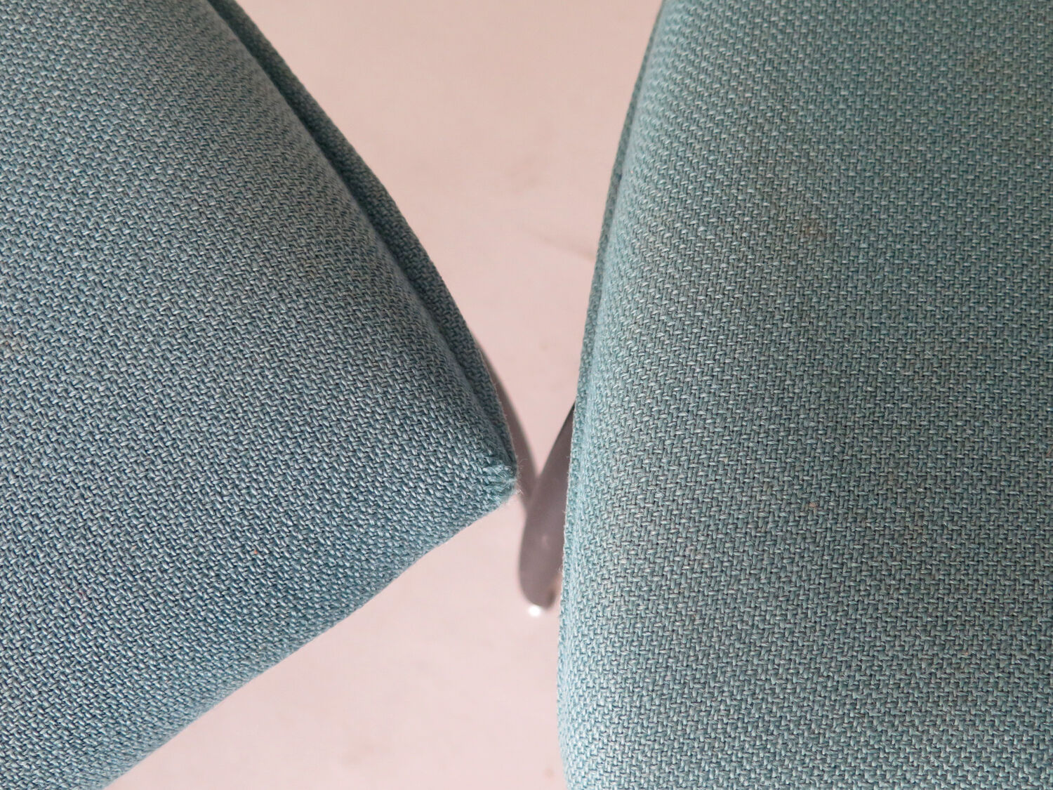 Ensemble de 4 chaises post-modernistes