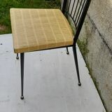 Chaise en métal noir et assise en simili cuir jaune