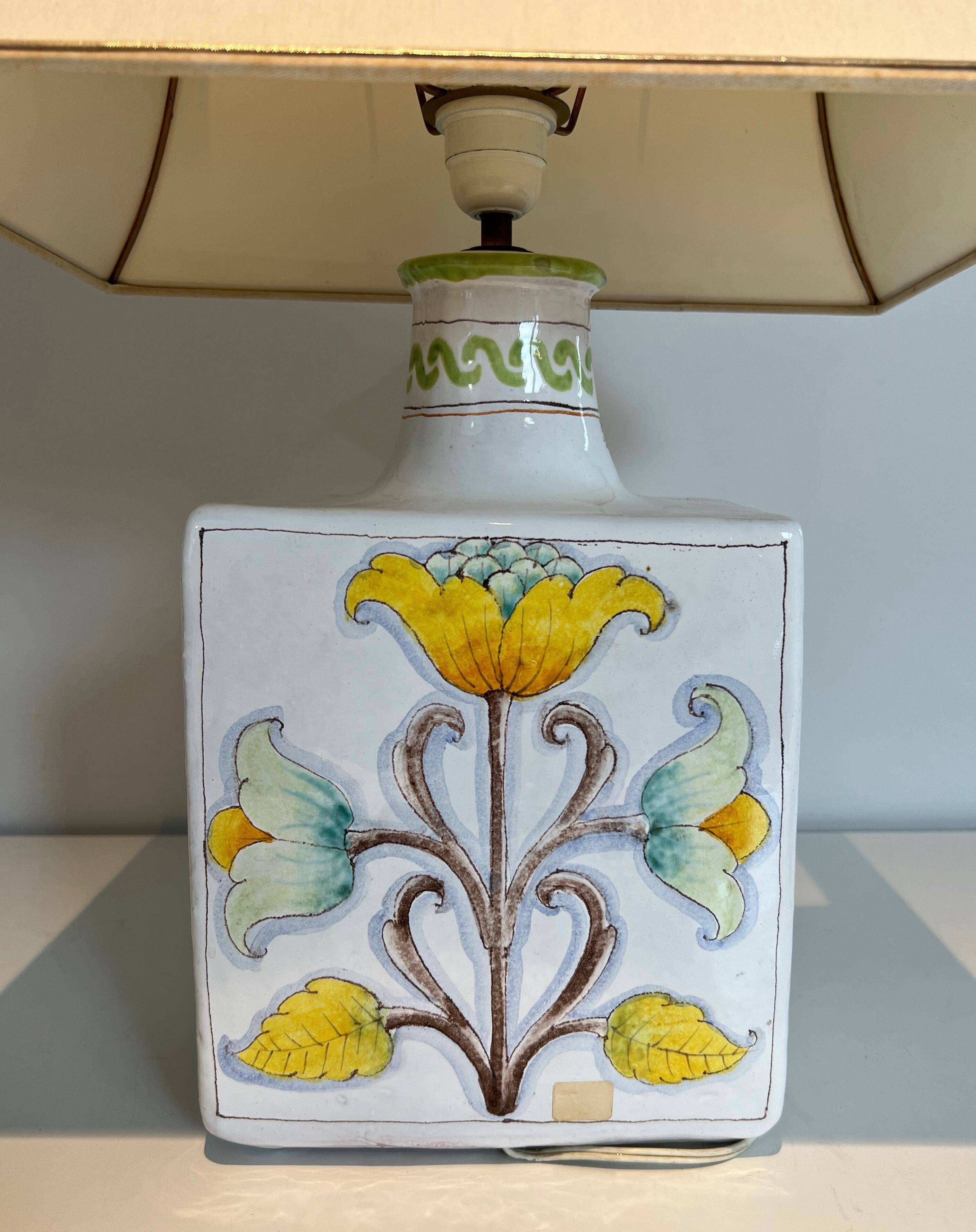 Lampe de table en faïence à décors d'oiseaux et de fleurs