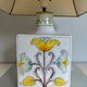 Lampe de table en faïence à décors d'oiseaux et de fleurs