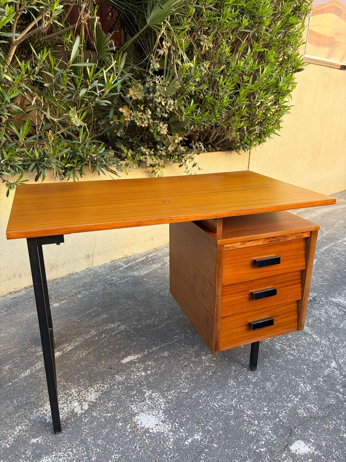 Bureau modèle CM172 par Pierre Paulin circa 1960 pour la maison THONET
