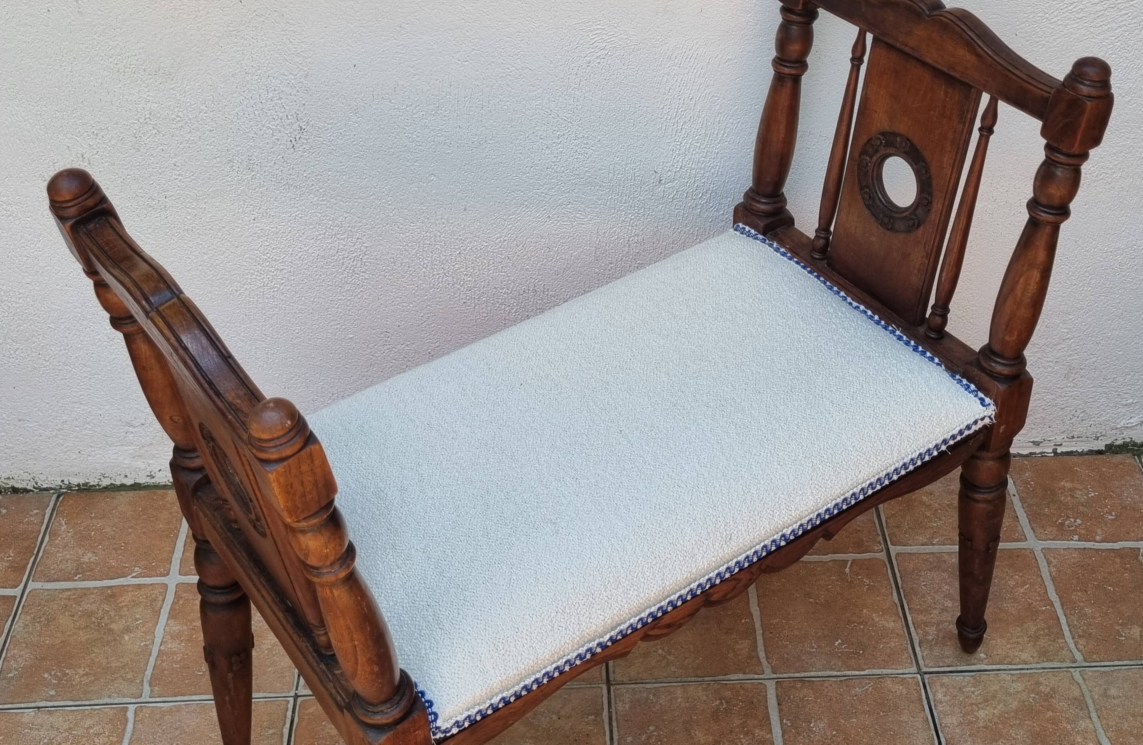 Window bench in carved walnut, late 19th century, renovated seat, 70 cm