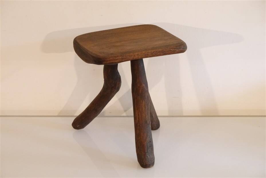 Patinated tripod stool in solid wood from the 1960s.
