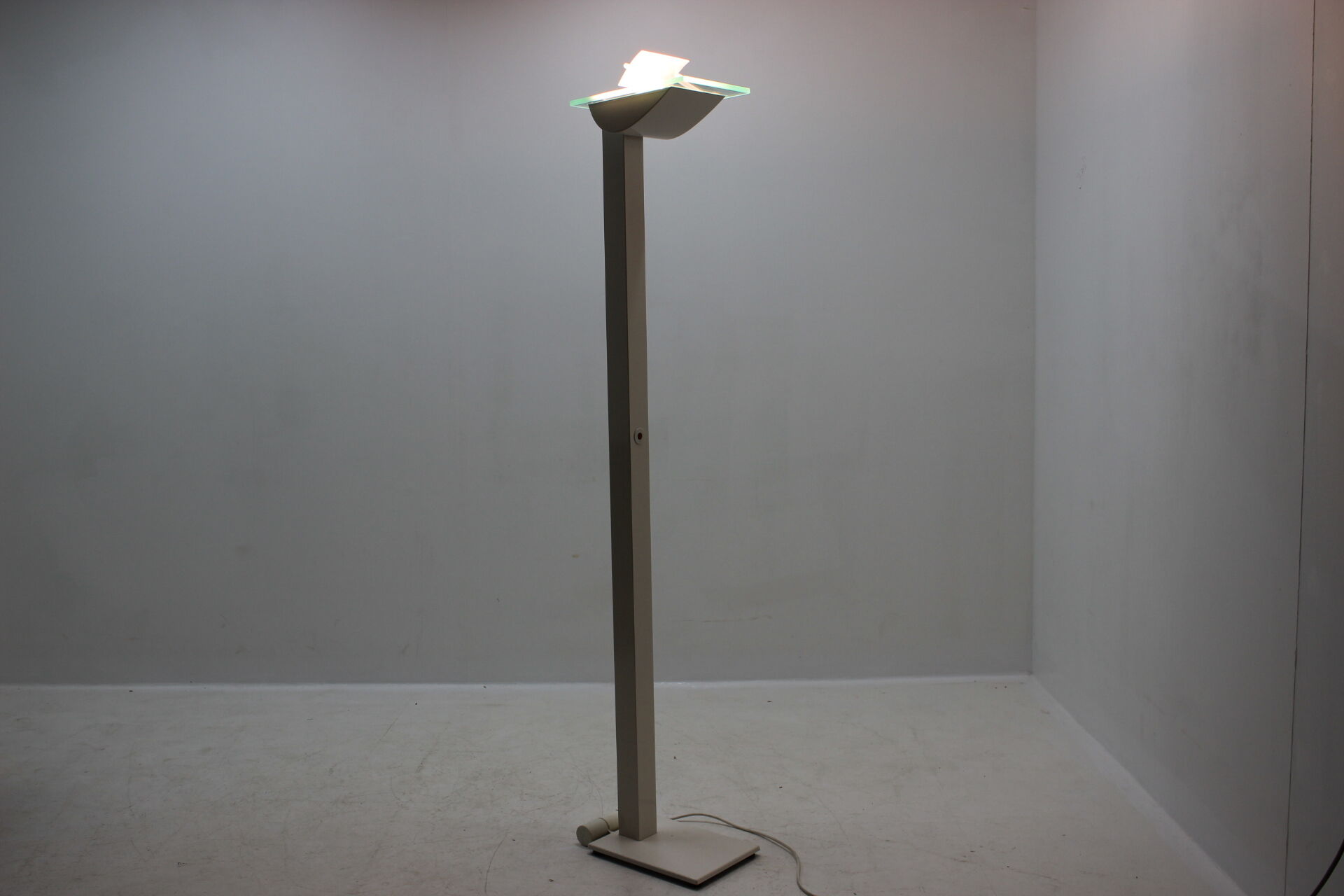 Lampadaire en métal blanc moderniste par Hartmut Engel pour Zumtobel, années 1980.