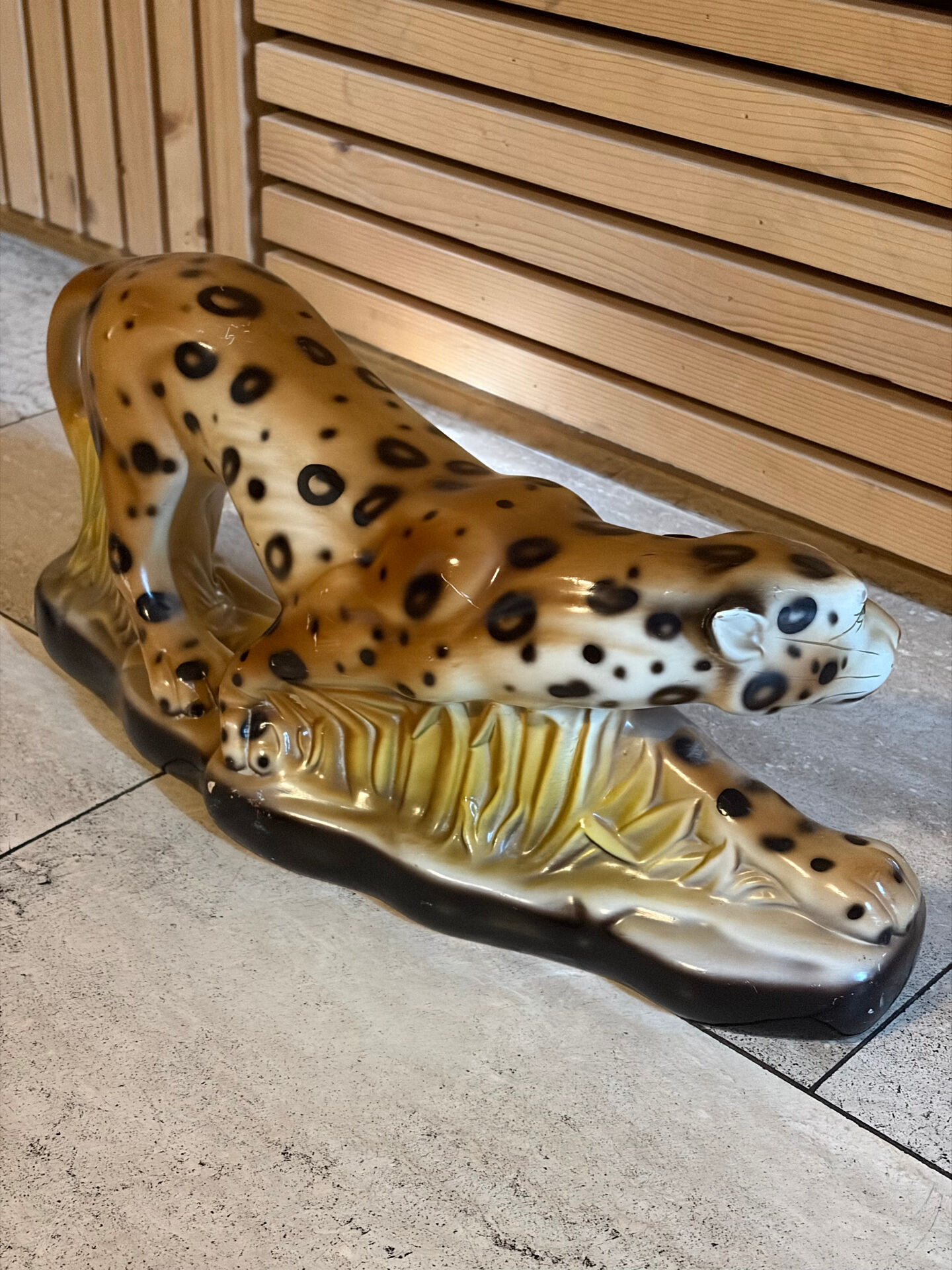 Vintage decorative ceramic sculpture representing a leopard.