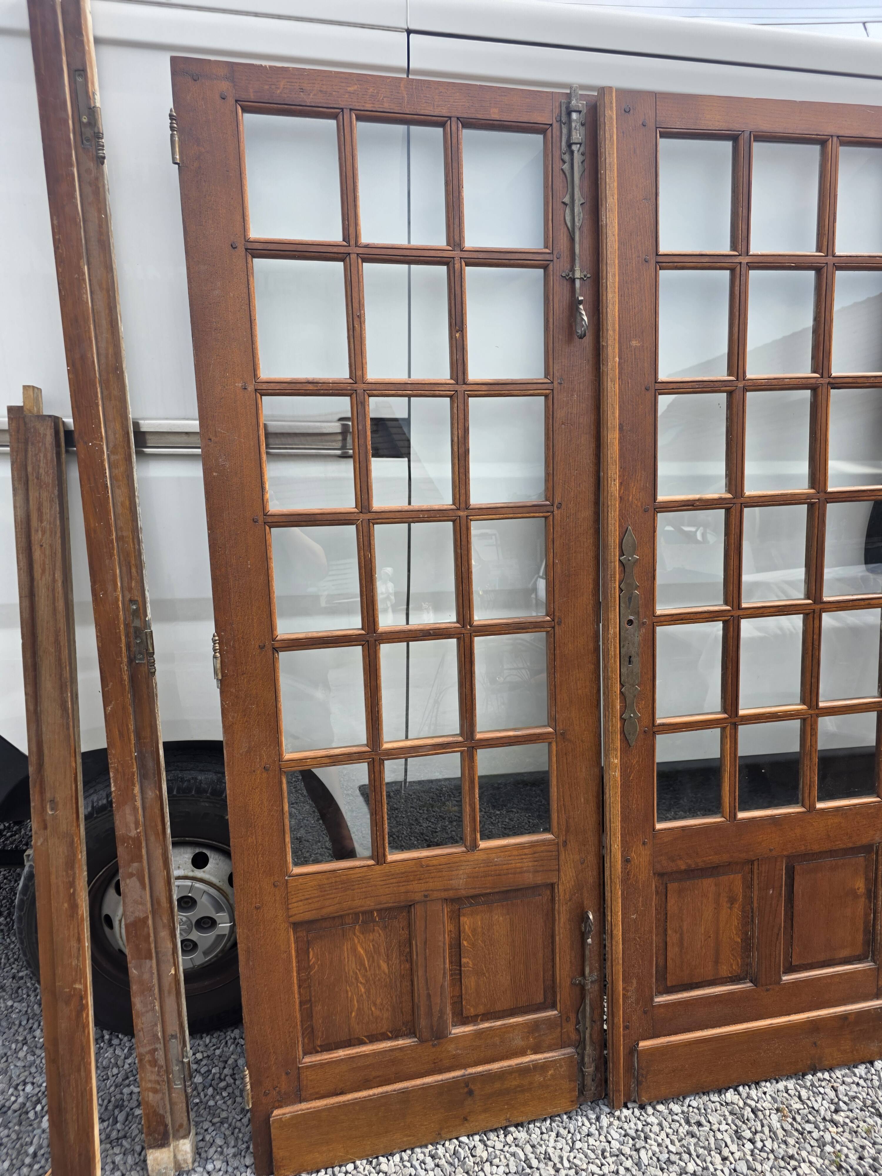 Paire de portes de séparation en chêne petits carreaux XXe