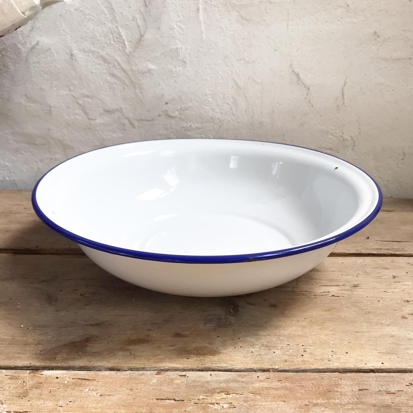 Enamelled sheet metal basin