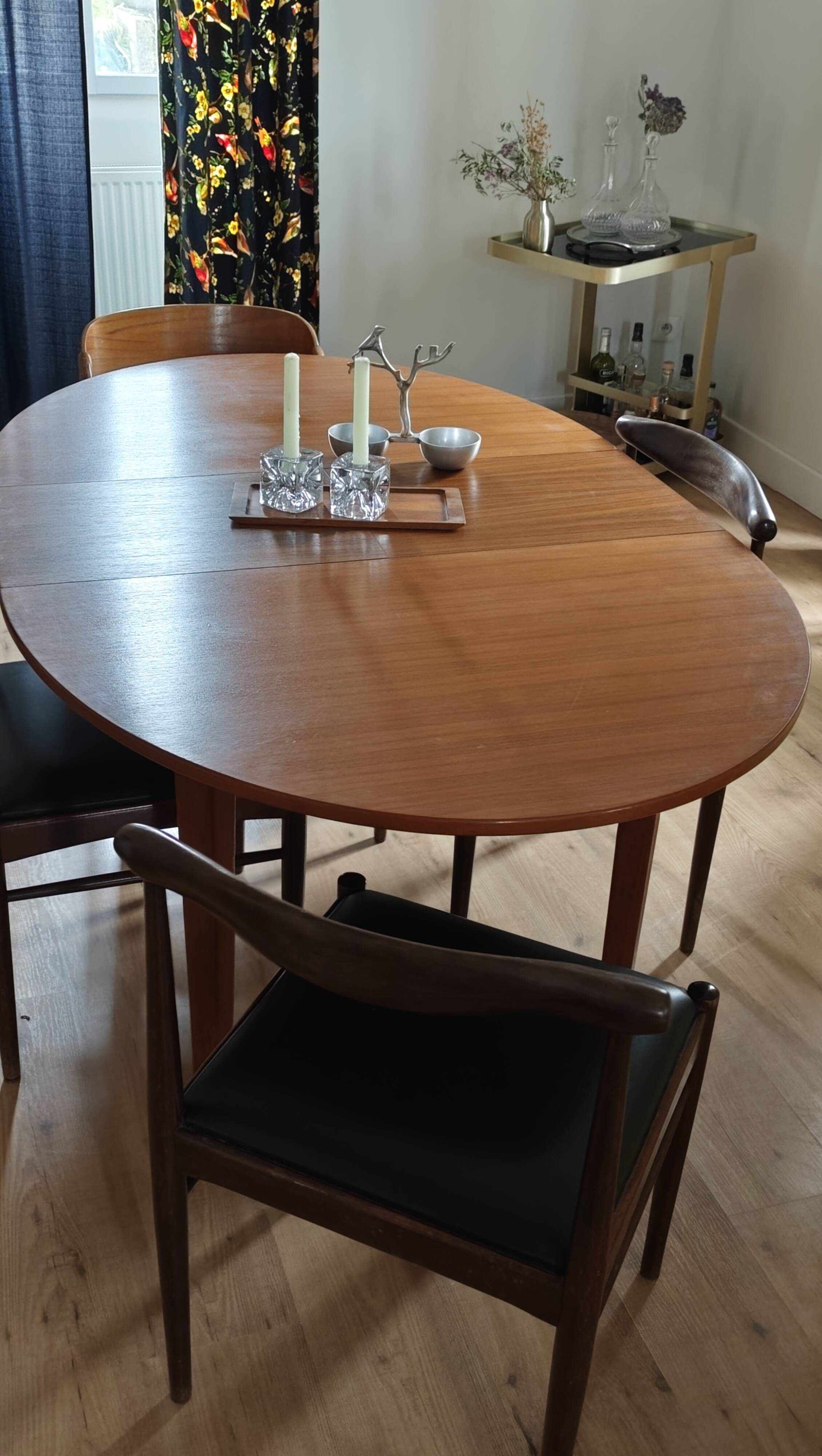 Table scandinave en teck ovale rallonges intégrées, années 60 comme neuve