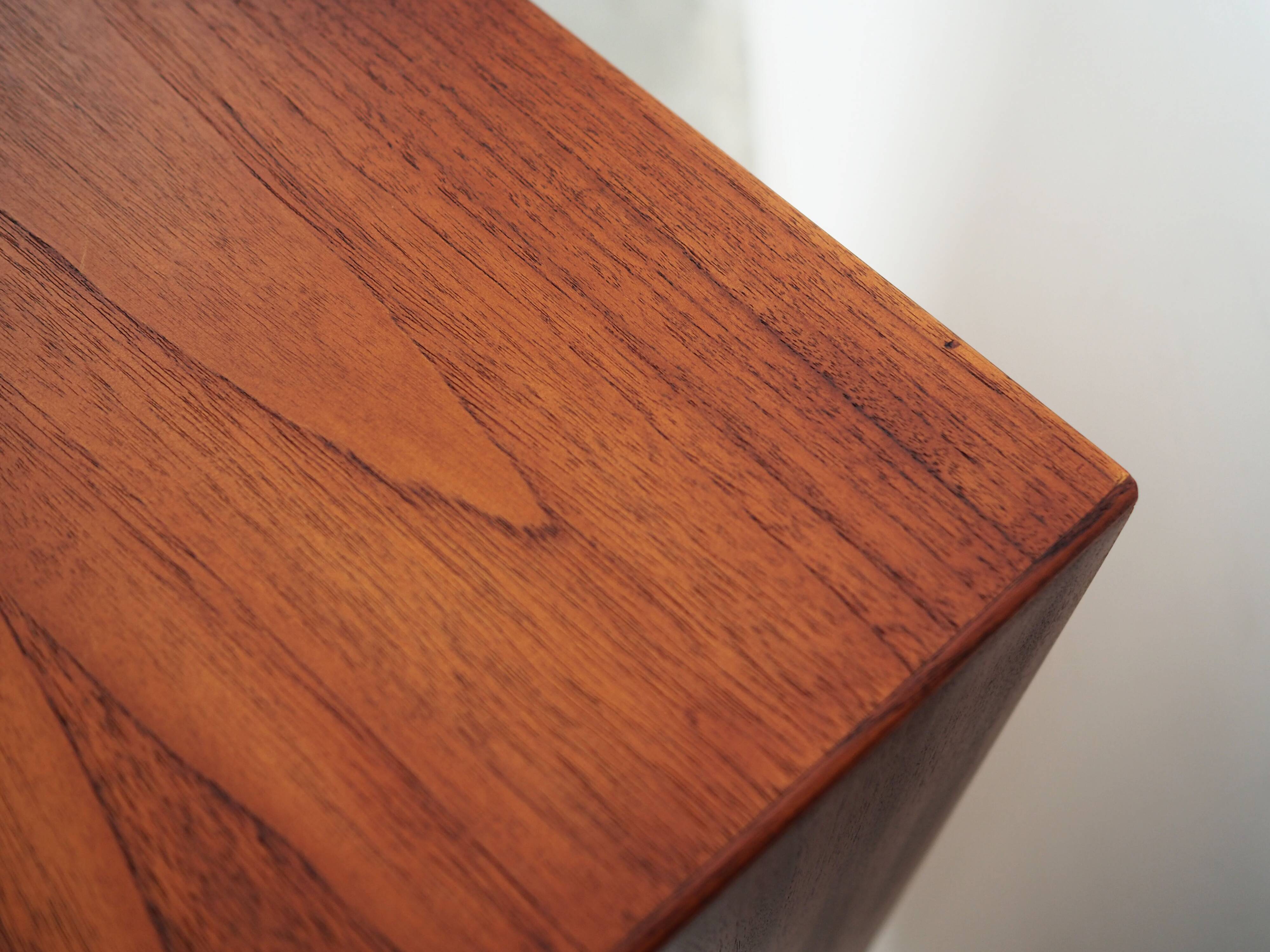 Buffet haut en teck, design danois, années 1970, production : Danemark