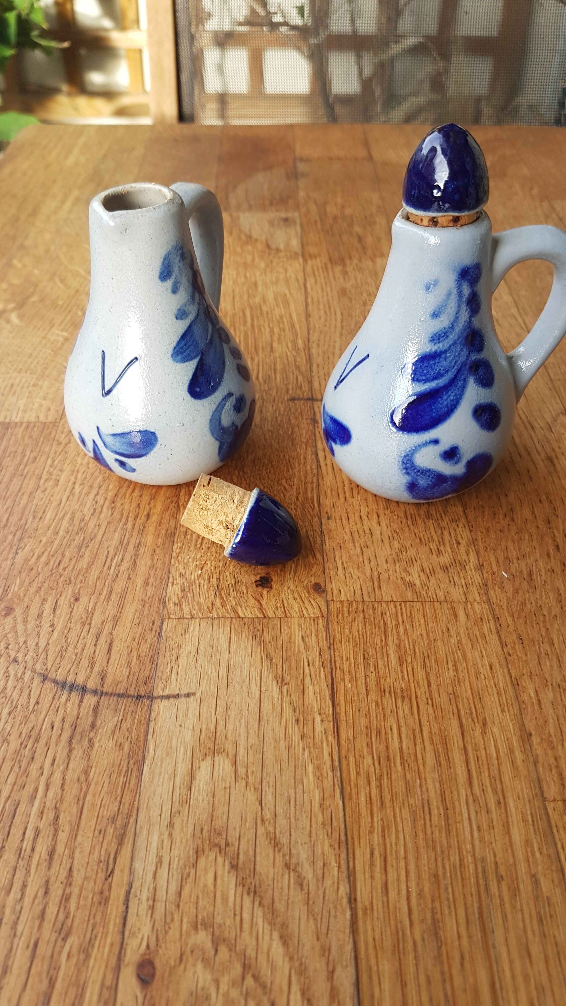 Duo of little condiment servants