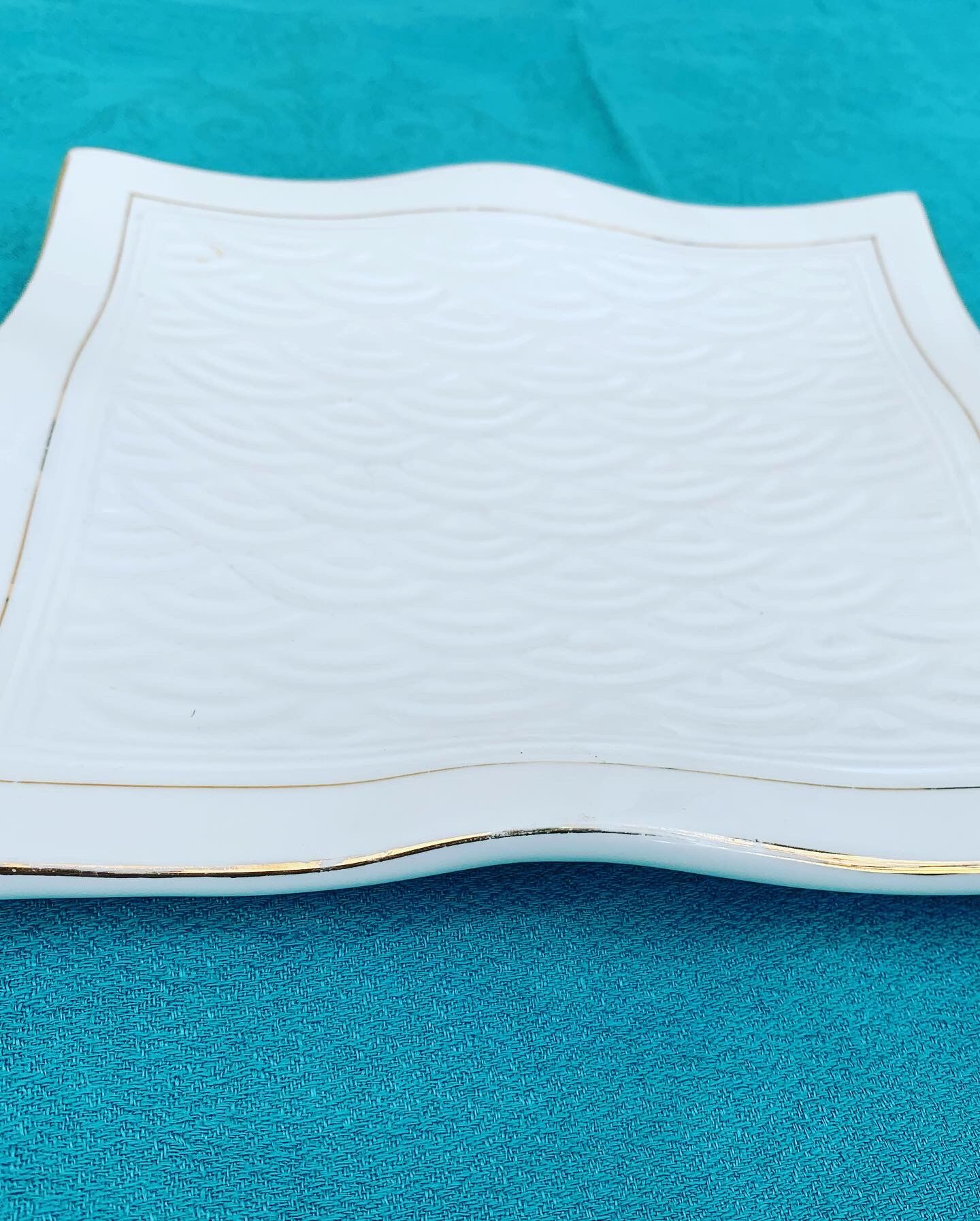 6 white glazed ceramic plates vague design and contemporary patterns