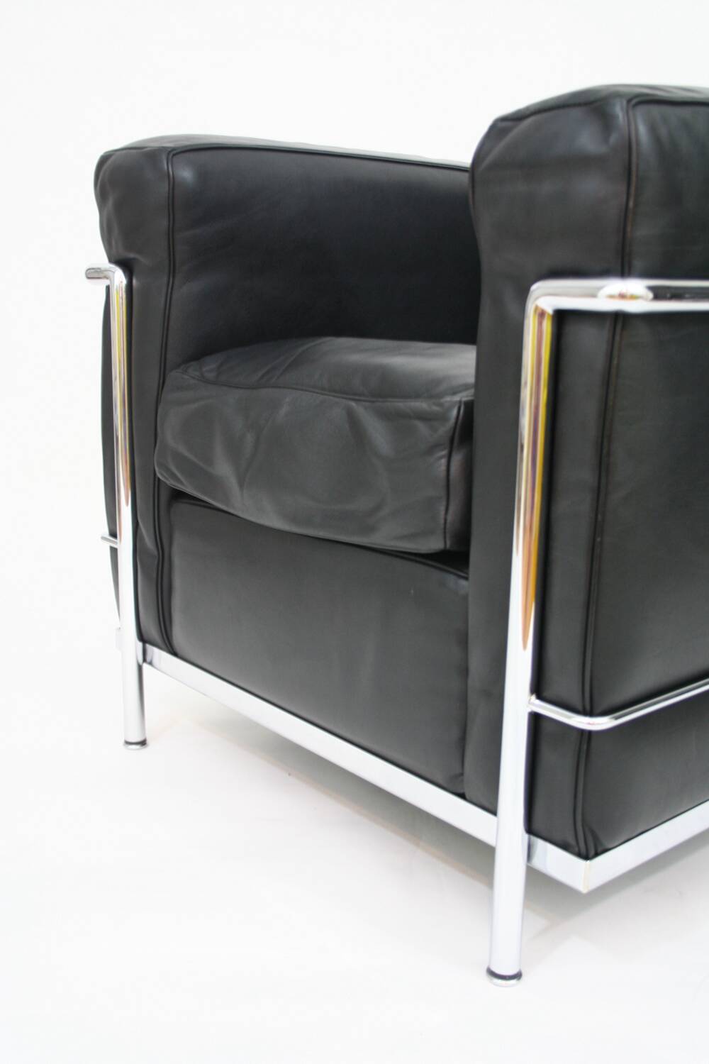 Pair of LC2 armchairs Perriand, Le Corbusier, Jeanneret, ed. Cassina