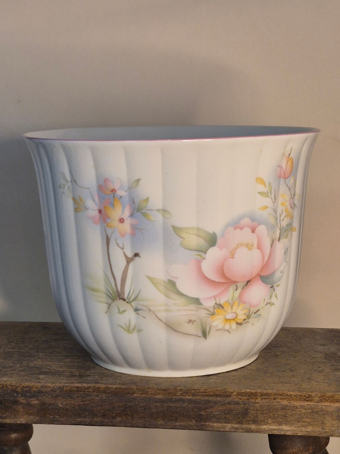 Porcelain cache pot
