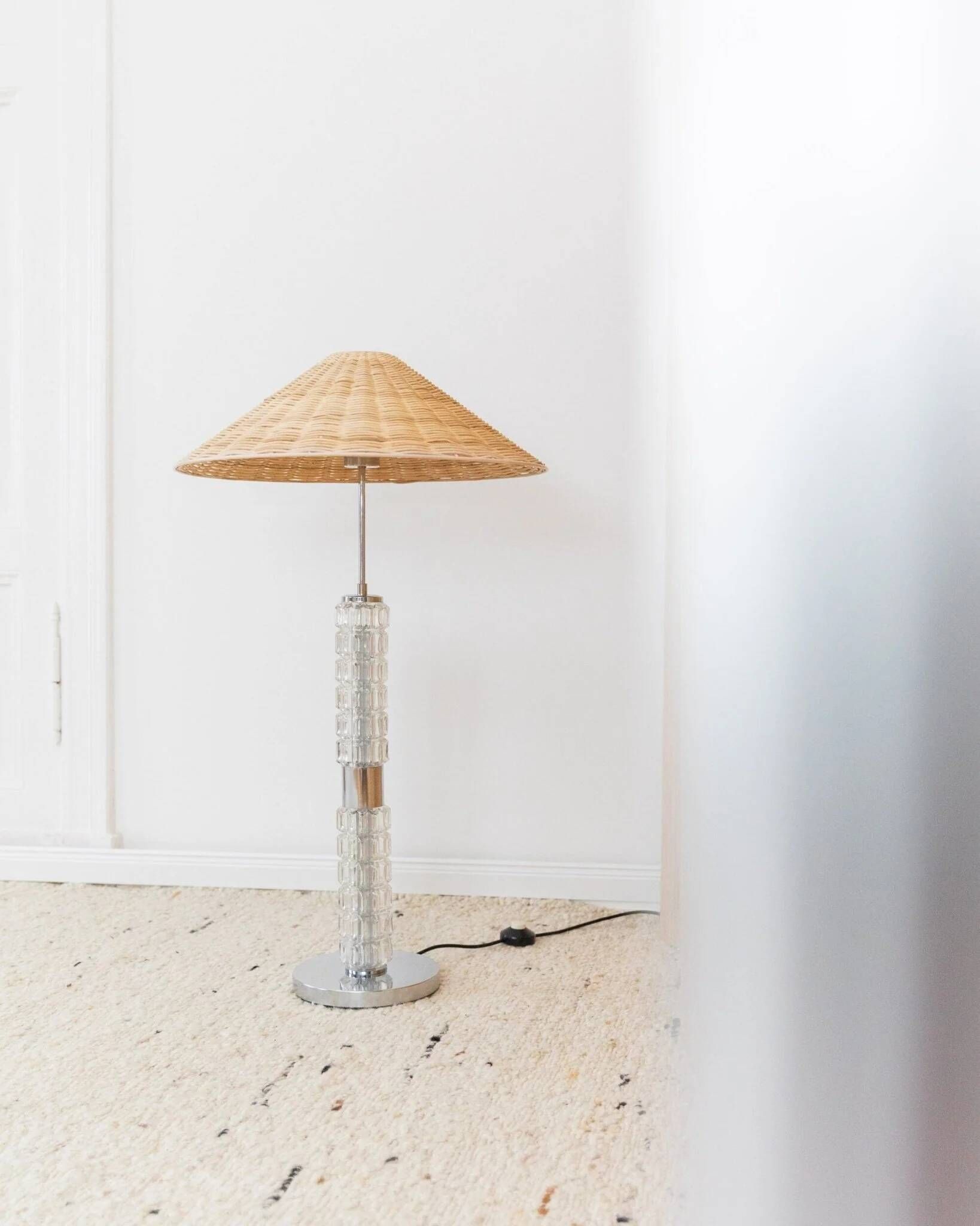 Richard Essig 1960s floor/table lamp with transparent glass body, chrome base, brown rattan shade