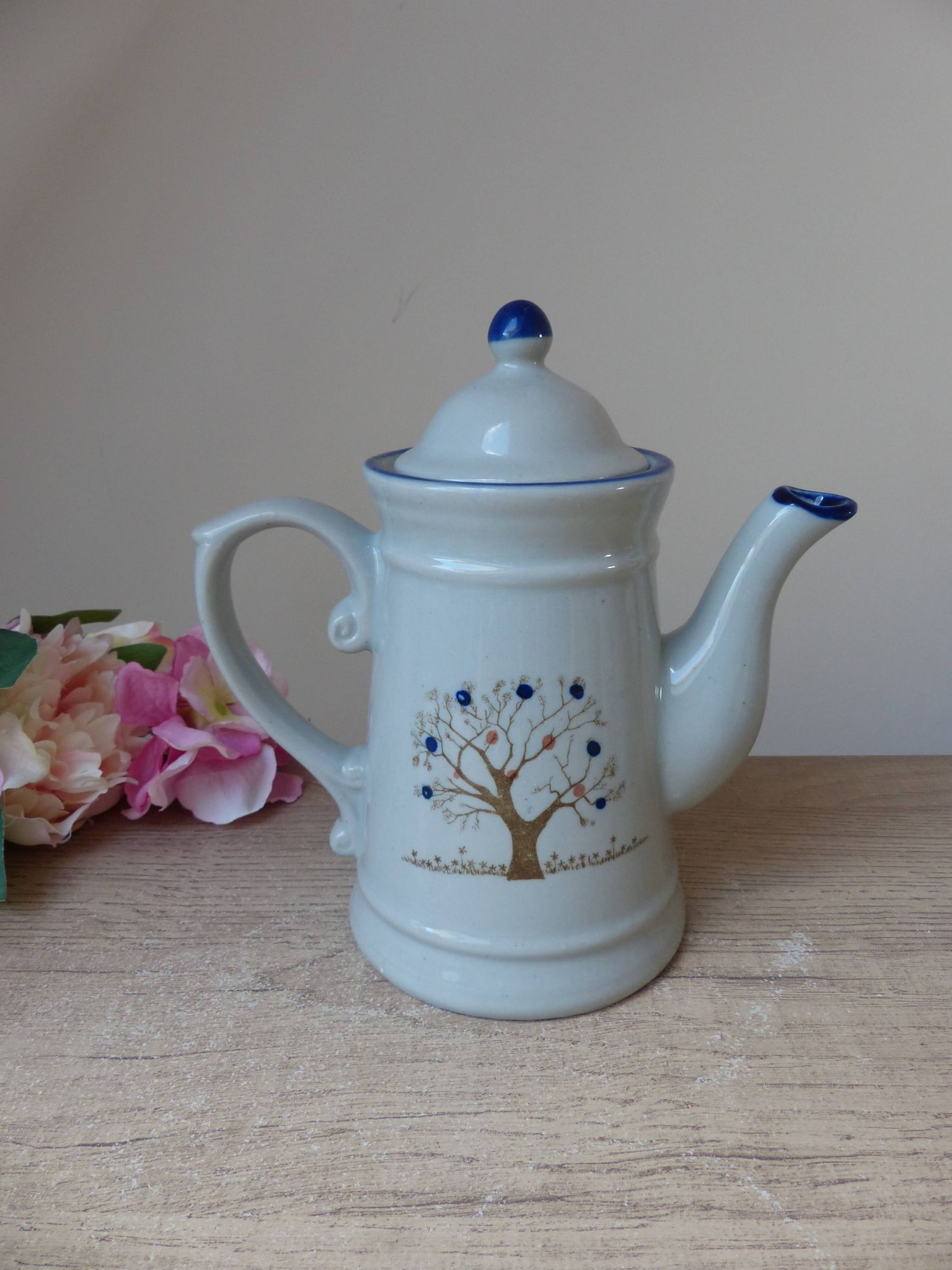 Vintage coffee service from Taiwan, 6 pieces, 1 coffee pot, 4 cups, 1 milk jug, tree of life pattern.
