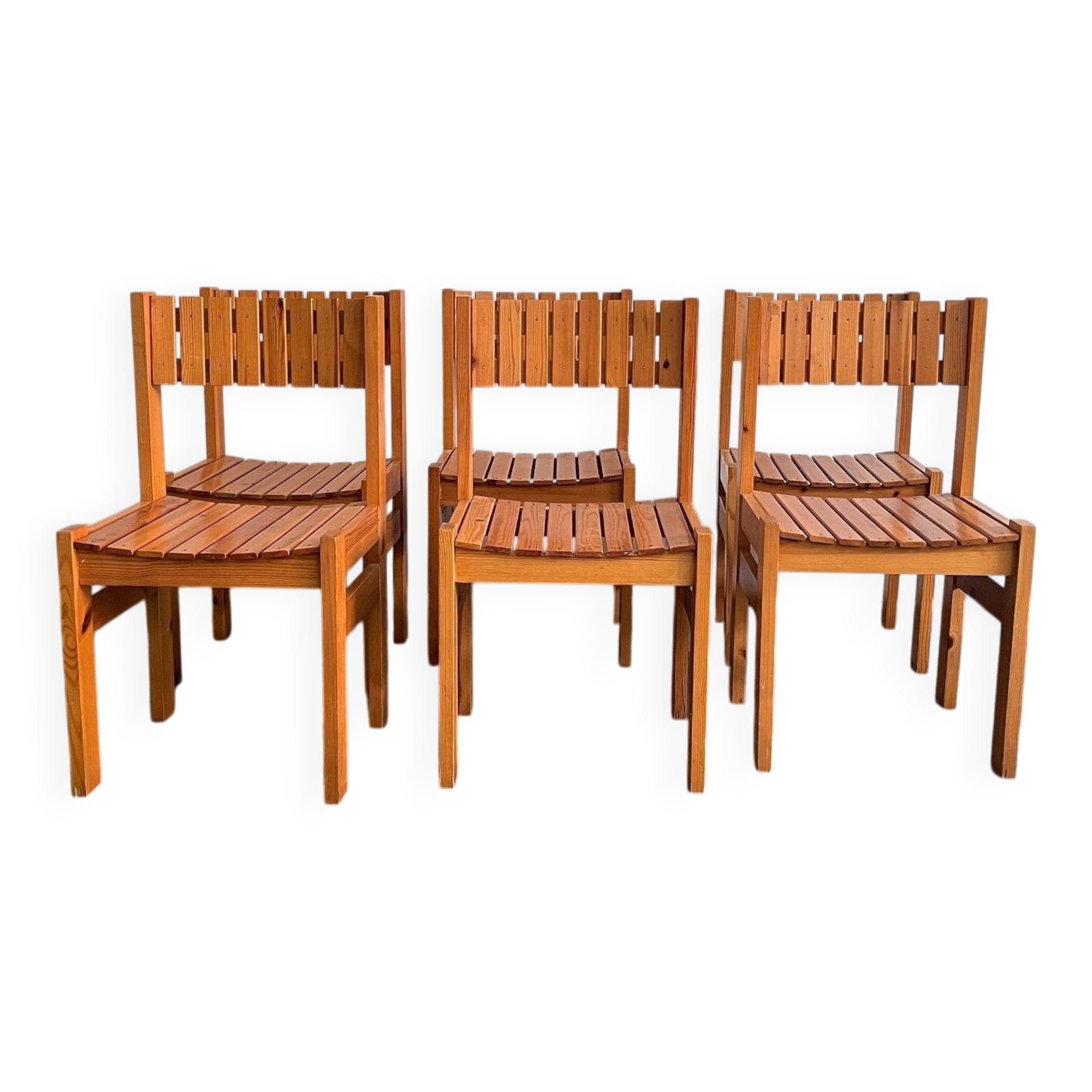 Set de 6 chaises rationalistes en pin massif, Espagne, années 1970.