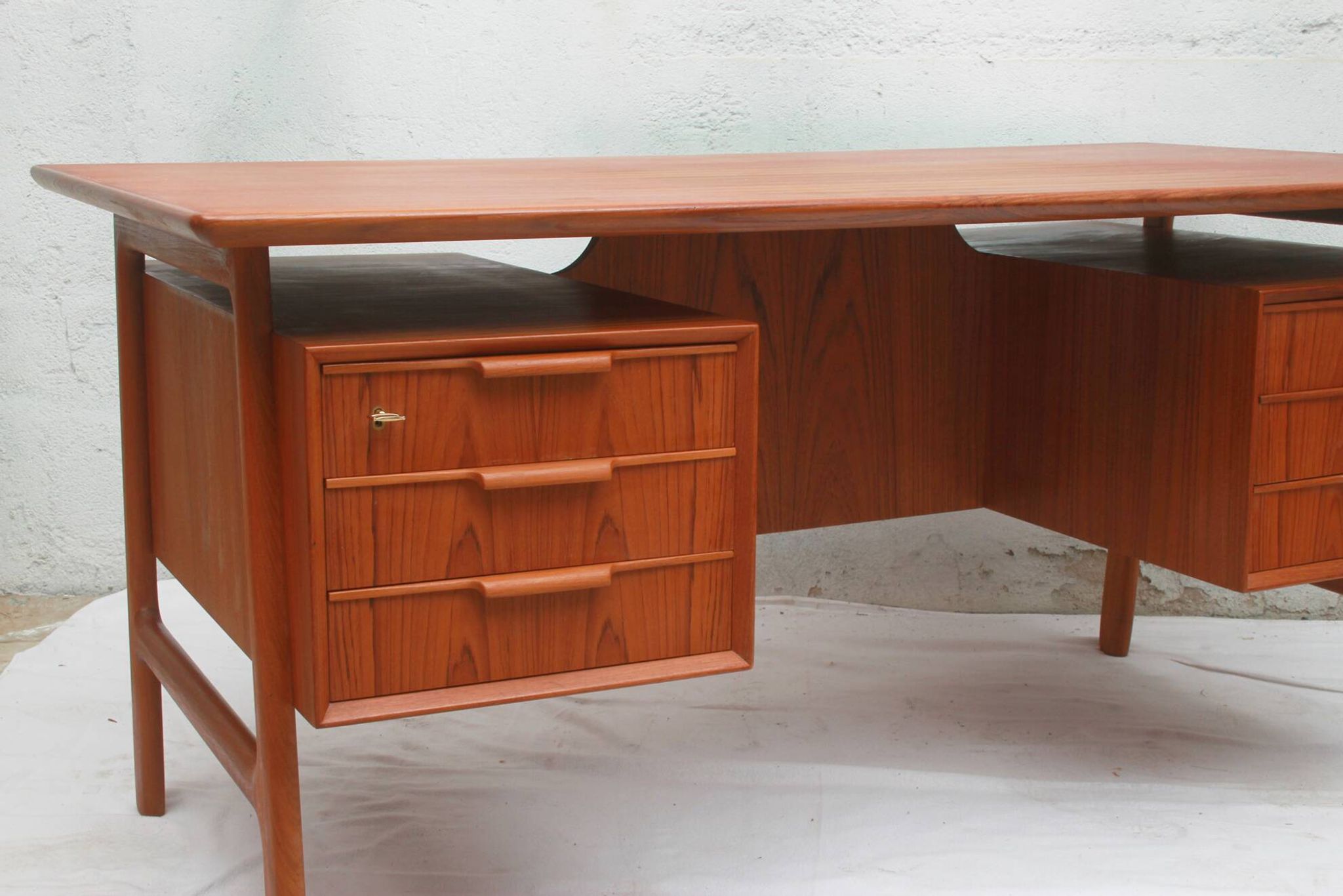 Bureau en teck, années 1960