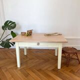Table basse jaune en bois massif