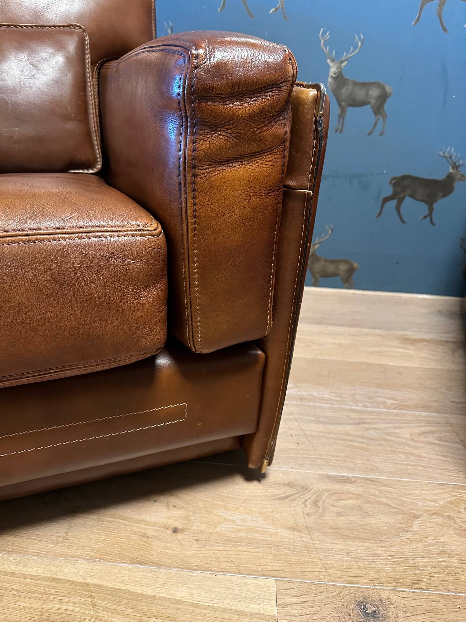 Ensemble de deux fauteuils en cuir de buffle.