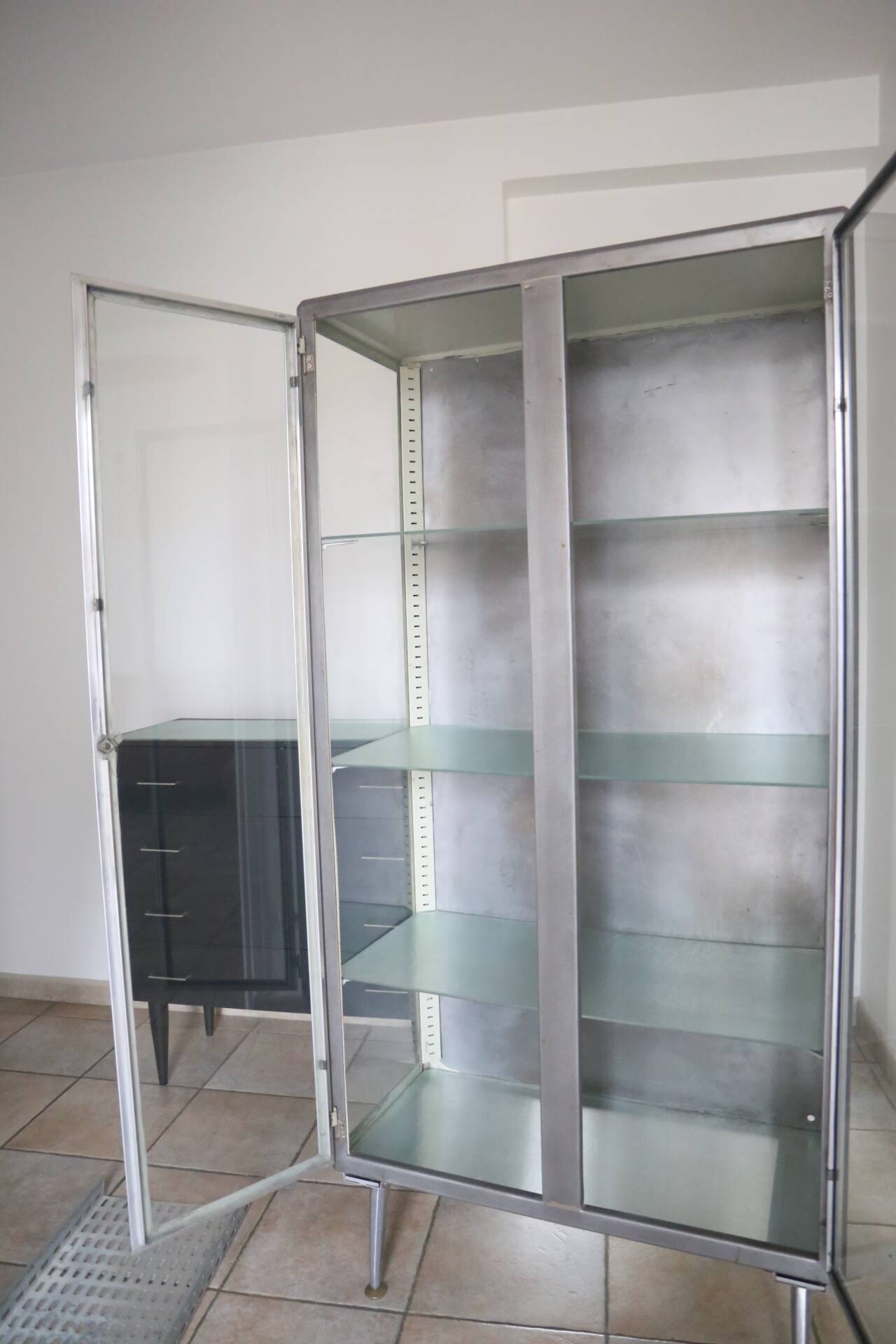 Armoire médicale ancienne 1950
