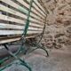 Banc de jardin pliant français ancien, pin et cadre en fer riveté