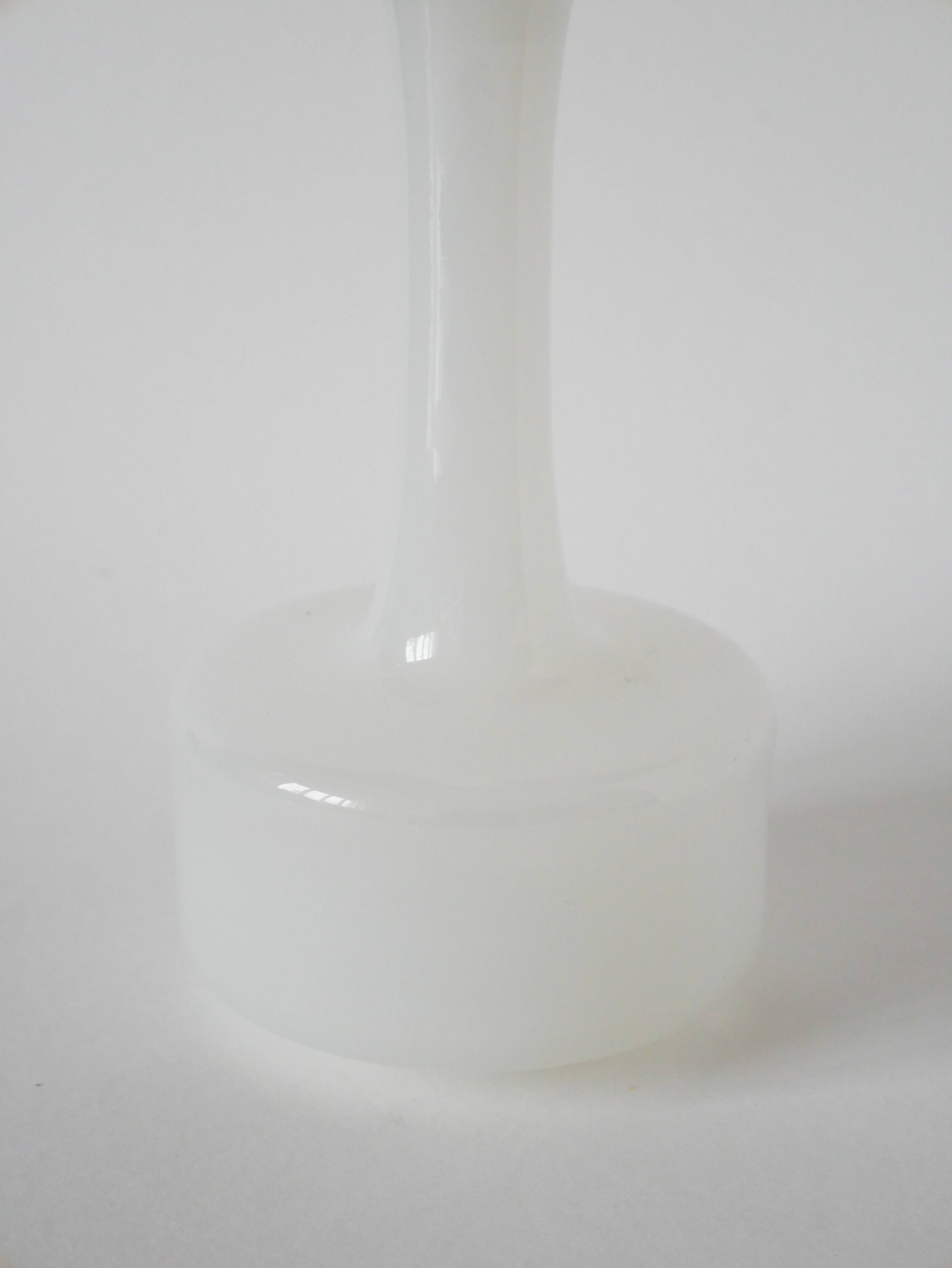 Vase en opaline blanc graphique, 1960, 20 X 11 cm