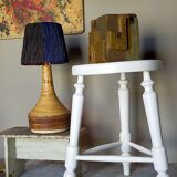 Tabouret tripode en bois tourné massif peint