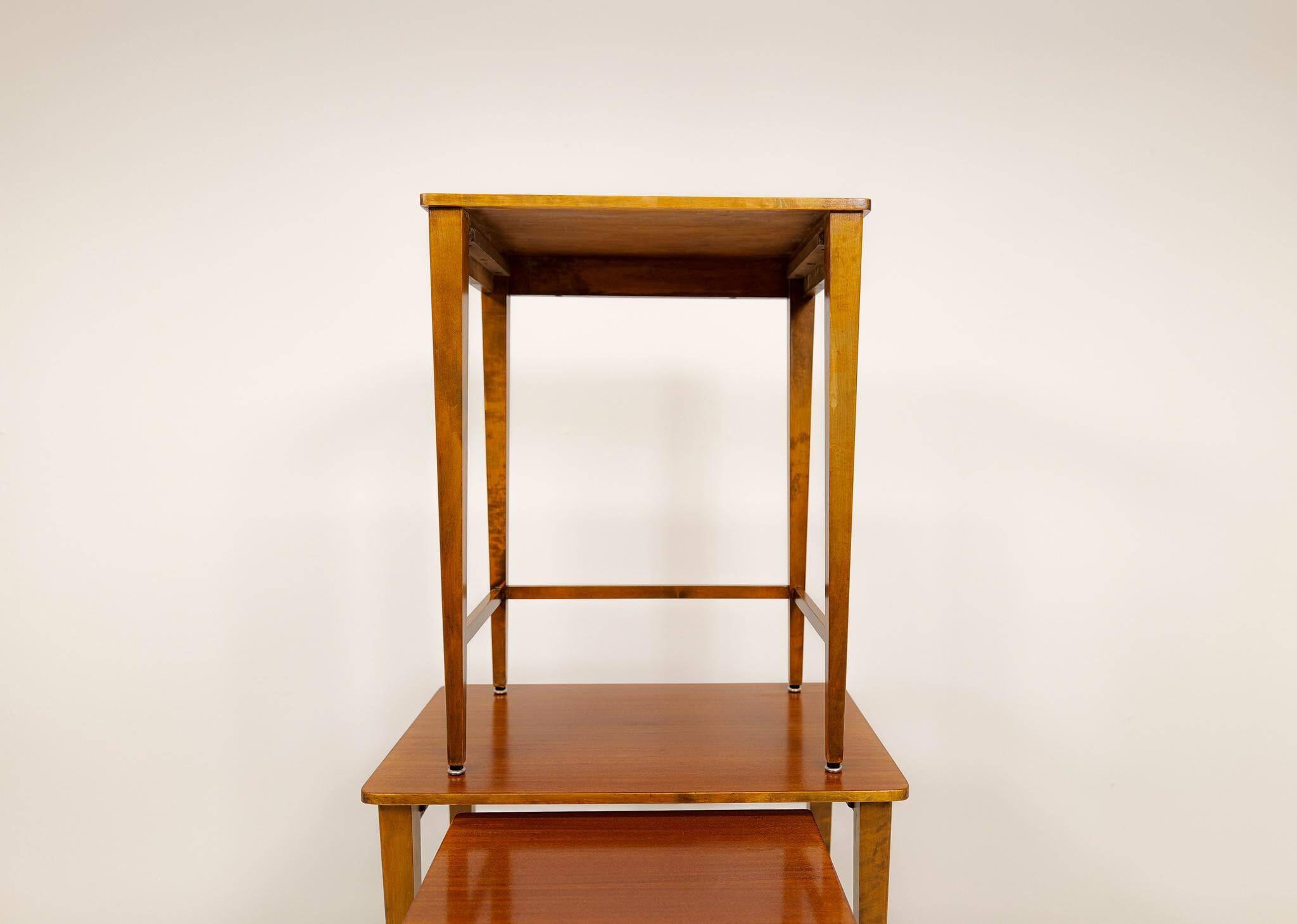 Tables gigognes Art déco en acajou et bouleau teinté, NK Suède, années 1940