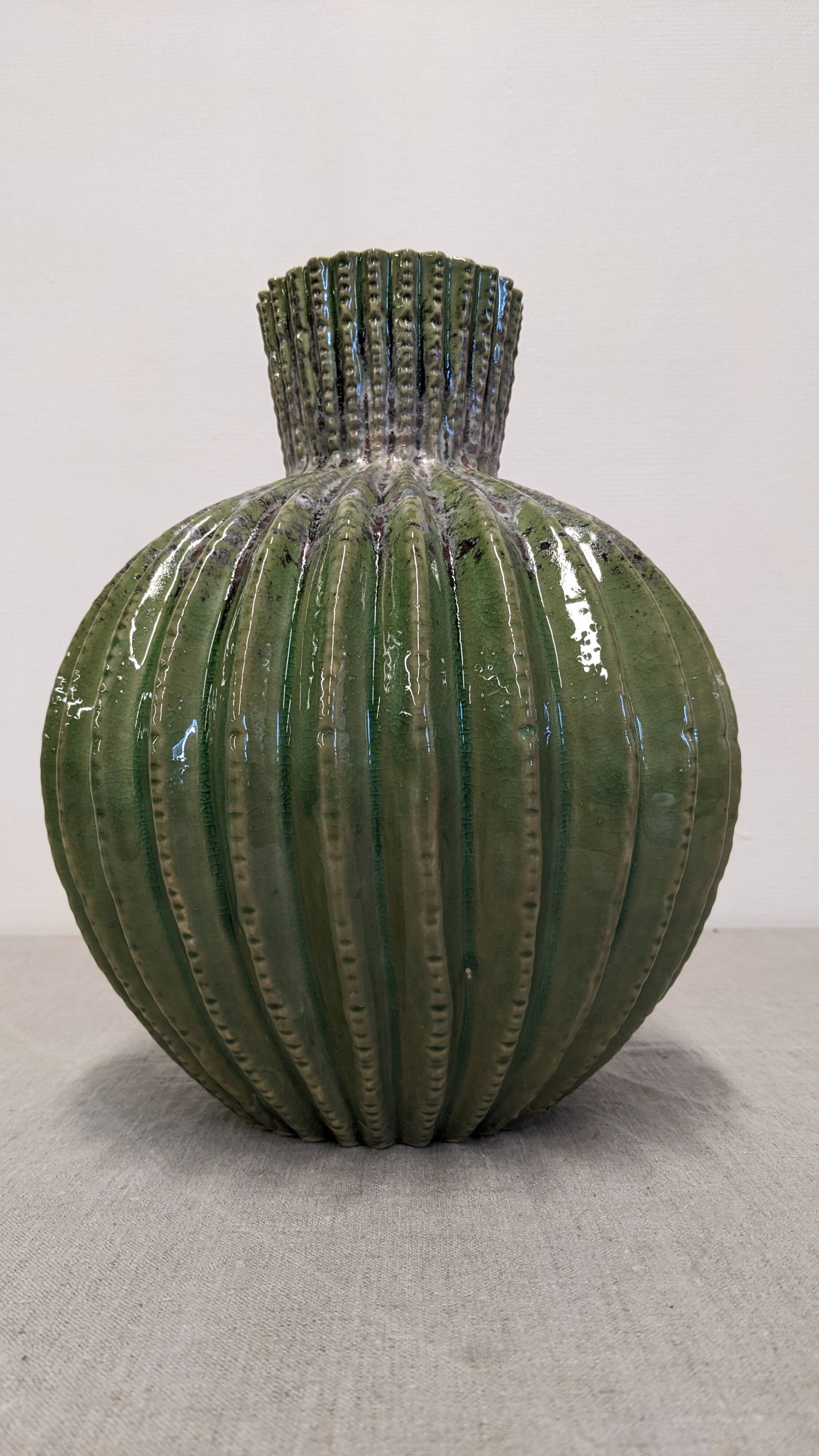 Contemporary cactus round vase in glazed dolomite ceramic.