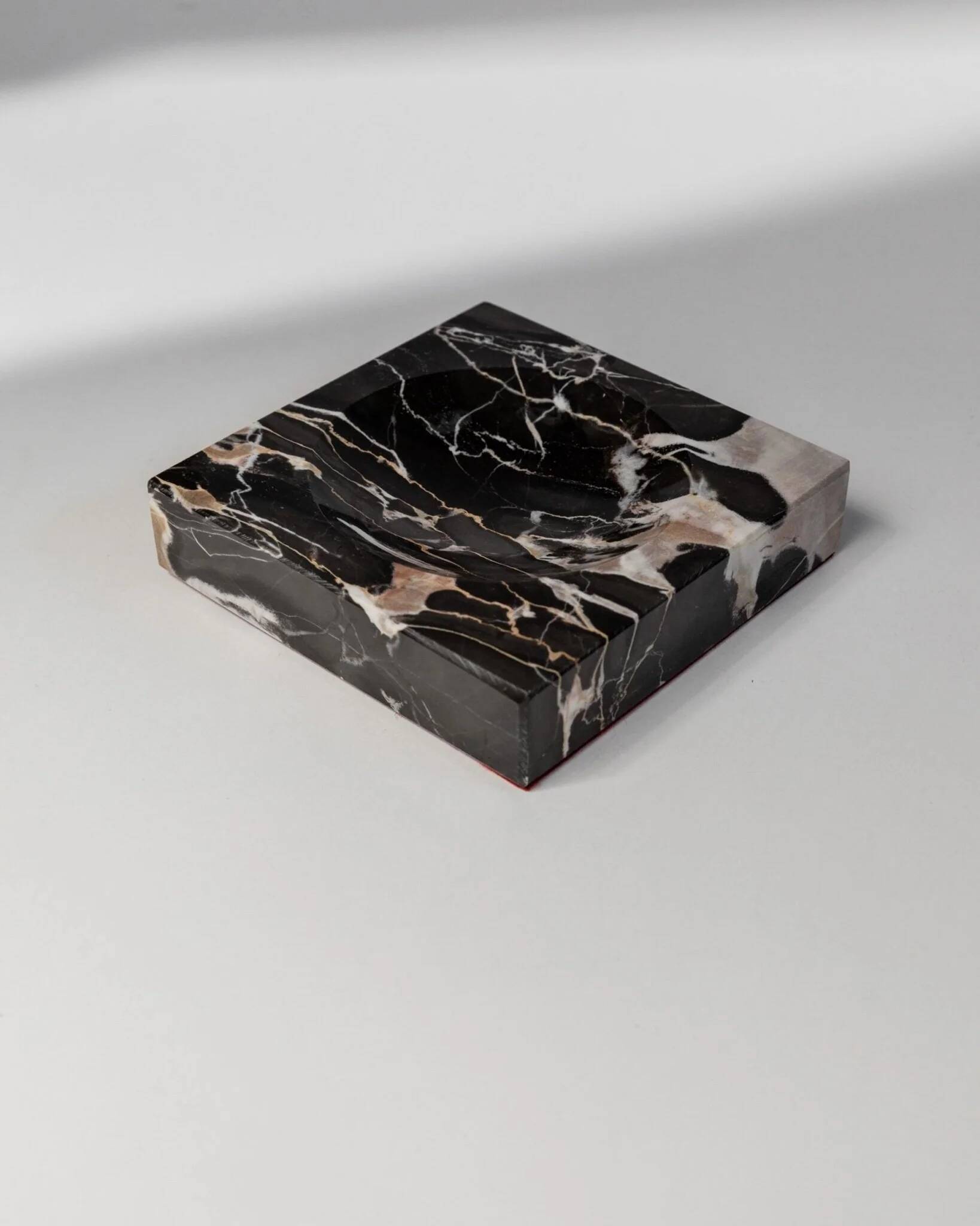 Cendrier vintage en marbre noir, beige et blanc avec base en tissu rouge - Design italien des années 1970, sculpture de bureau lourde