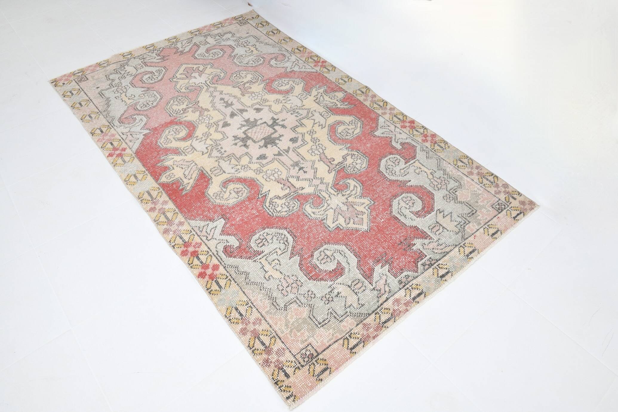 4x7 Pale Red & Beige Classic Vintage Rug, 127x215Cm