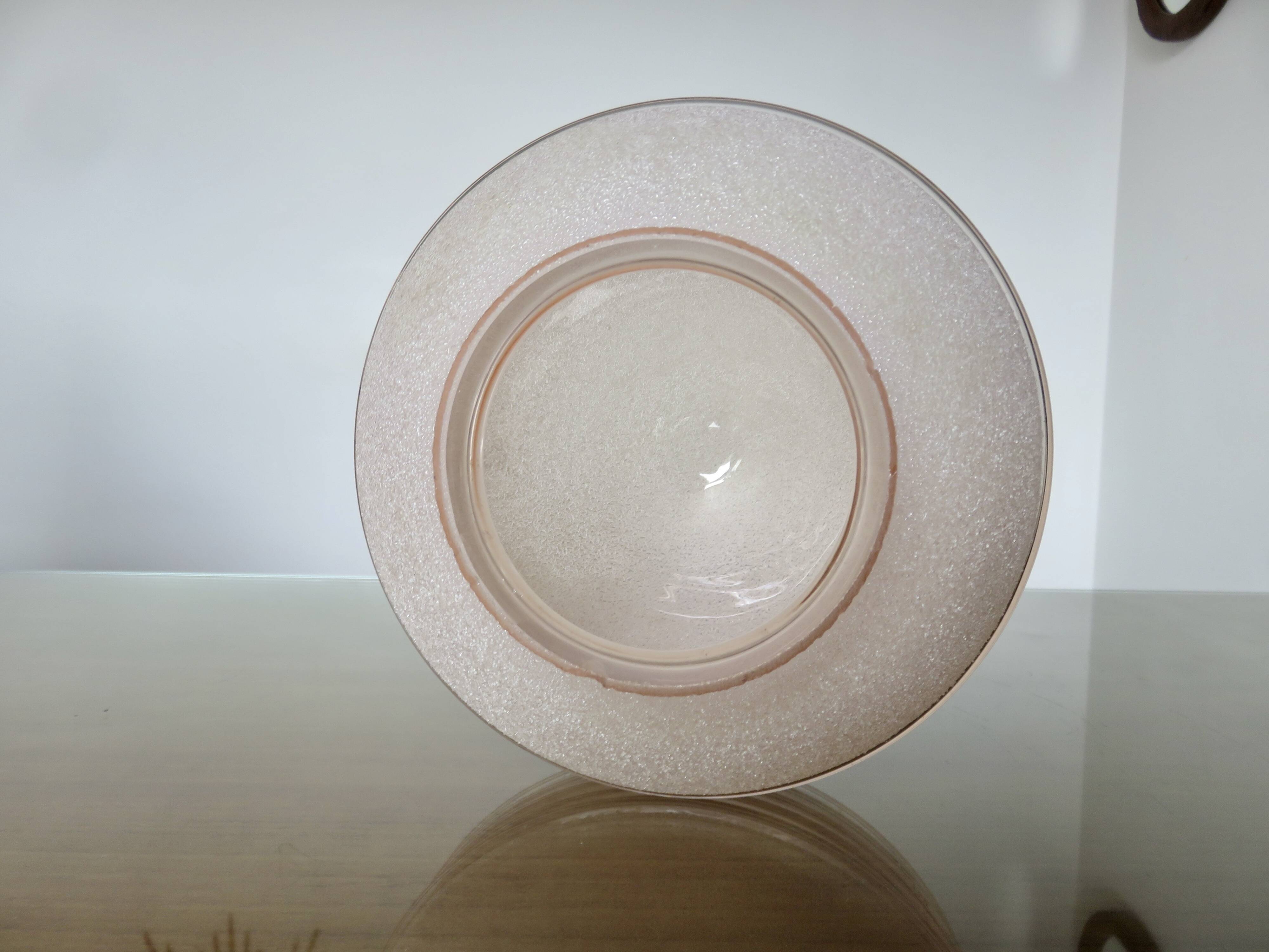 Plafonnier "globe" en verre granité rose,  liserés dorés, vers 1950 ou 1960