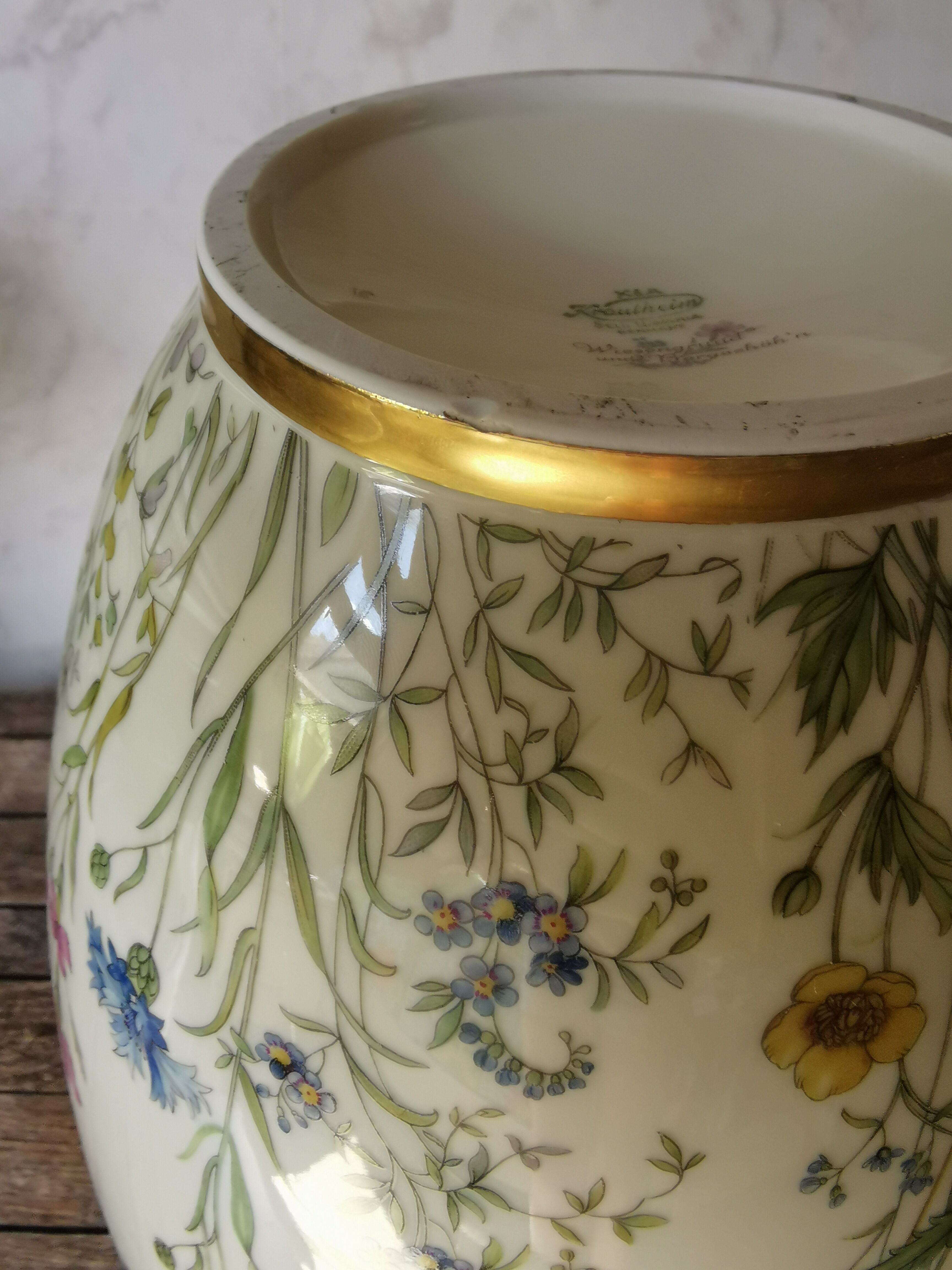 Porcelain vase flowers Wiesengrund und Bergeshöh'n