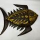 Sculpture murale poisson métal doré et fer riveté art brutaliste