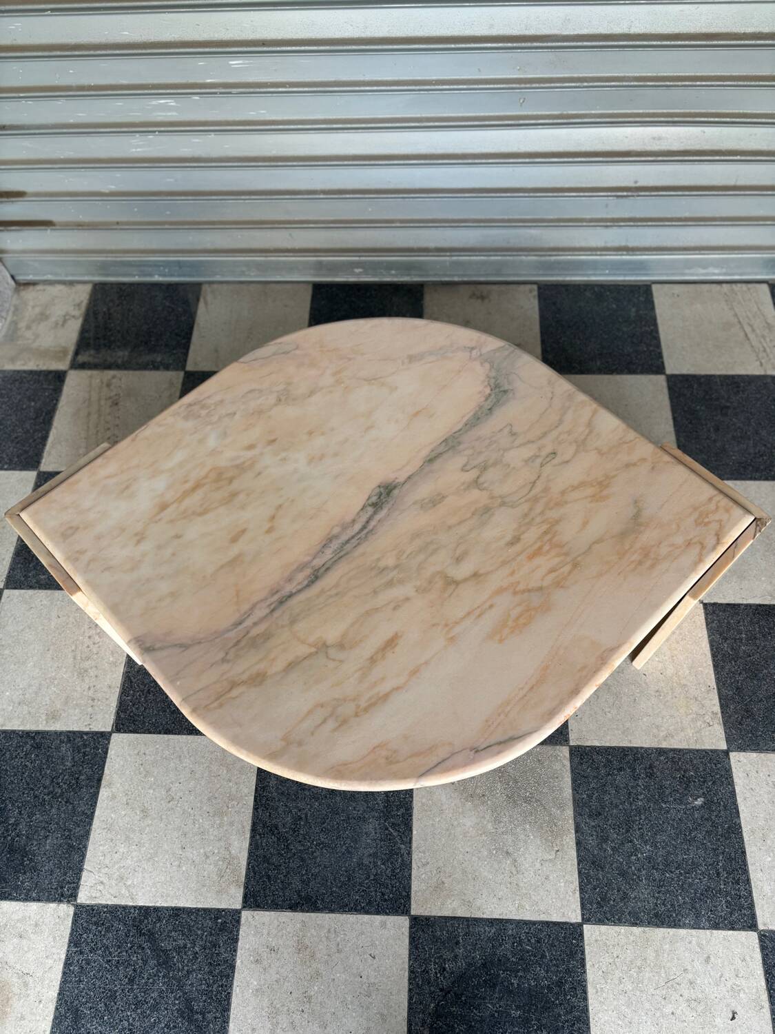 Table basse vintage en marbre rose
