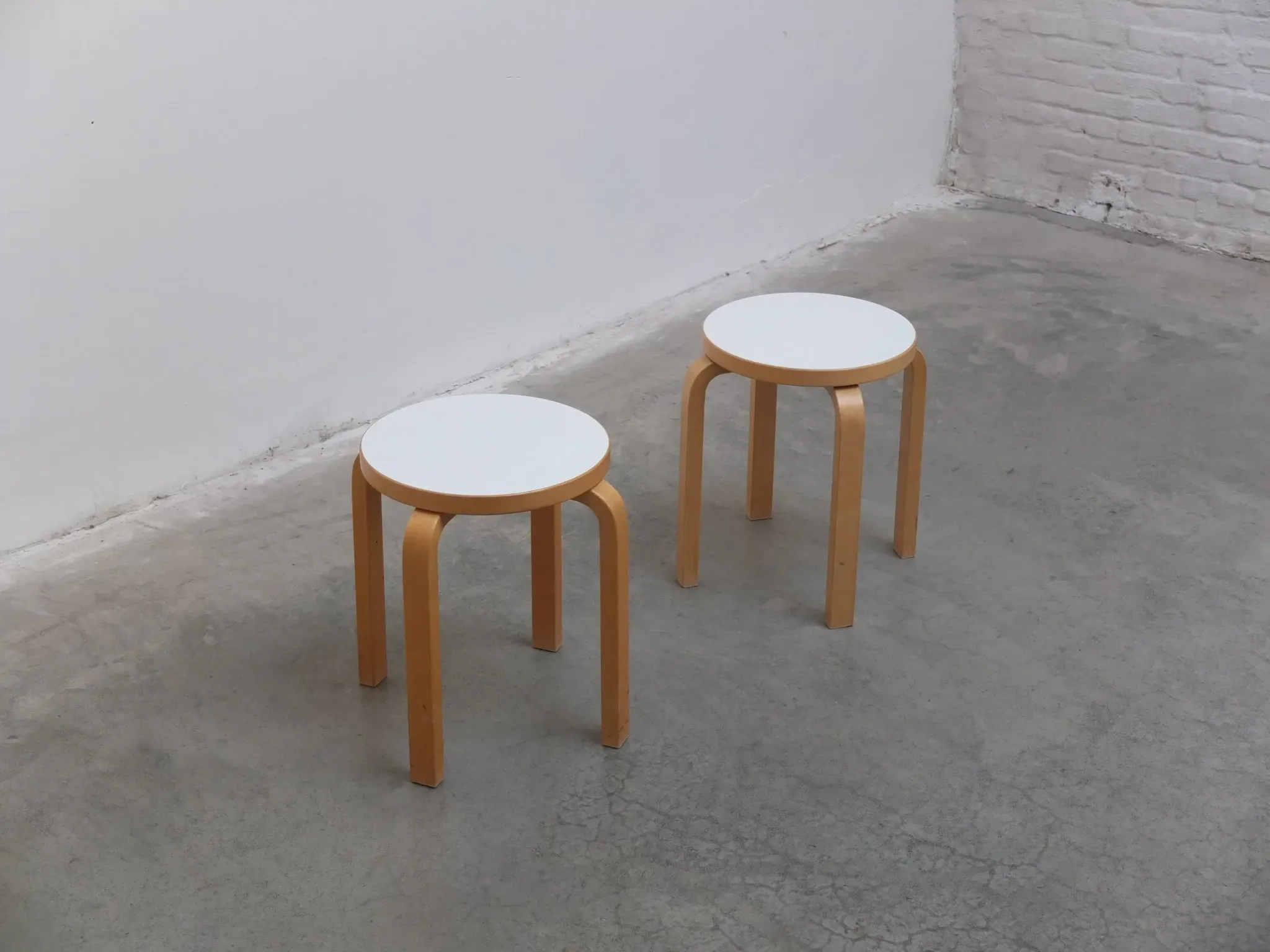 Paire de tabourets 'E60' par Alvar Aalto pour Artek, 1933