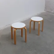 Paire de tabourets 'E60' par Alvar Aalto pour Artek, 1933