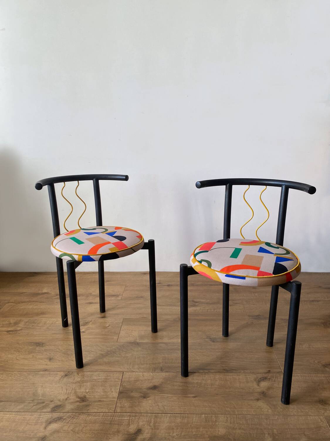Metal tubular chairs Memphis 1980s
