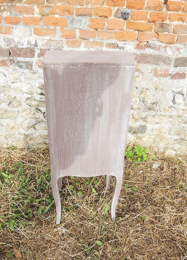 Ancienne table de chêvet en bois cerusé gris