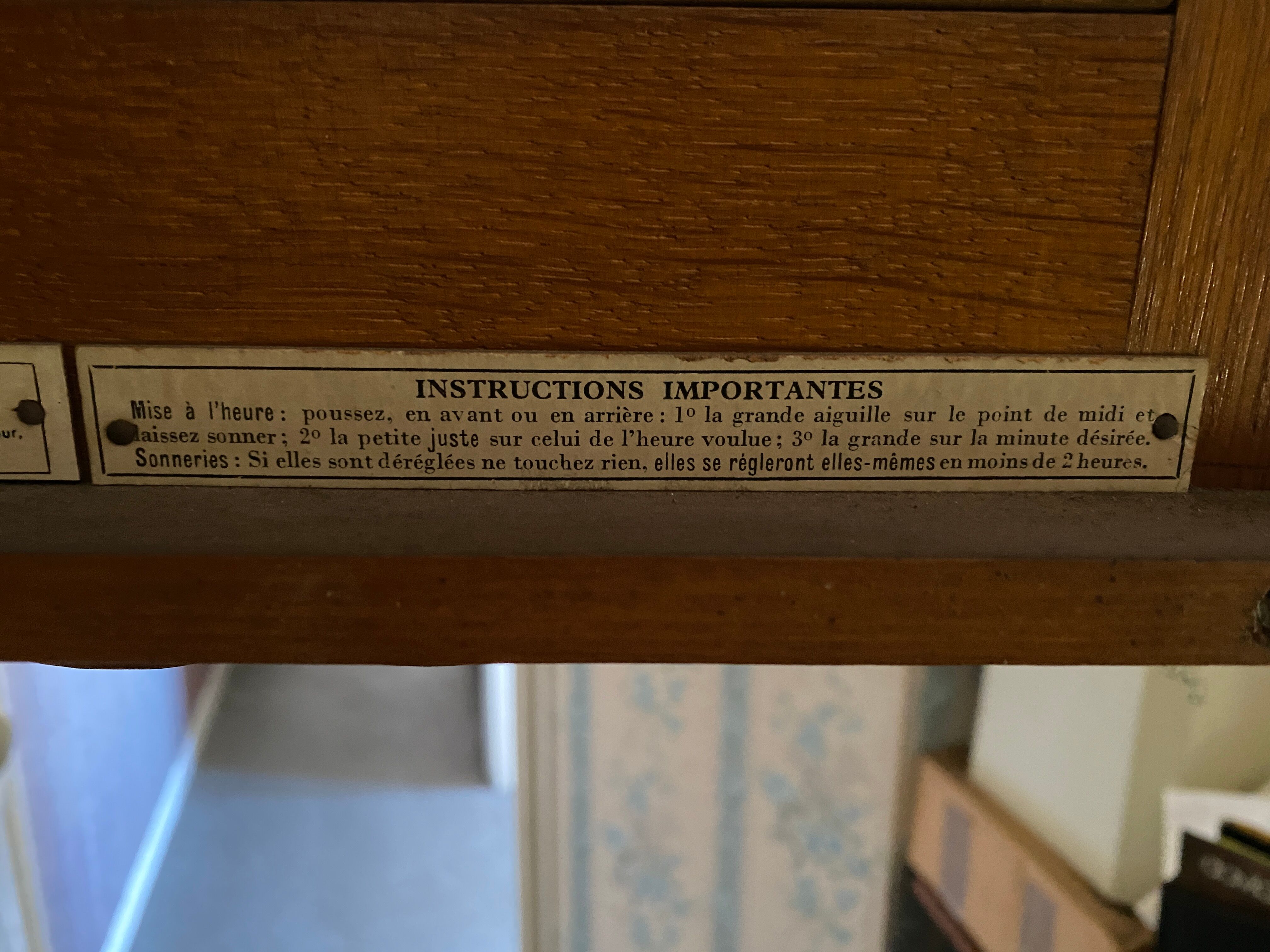 Carillon clock Featured