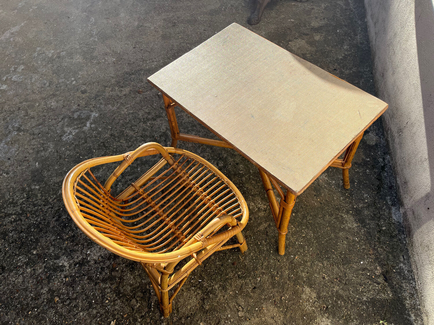 Bureau et fauteuil enfant en rotin vintage