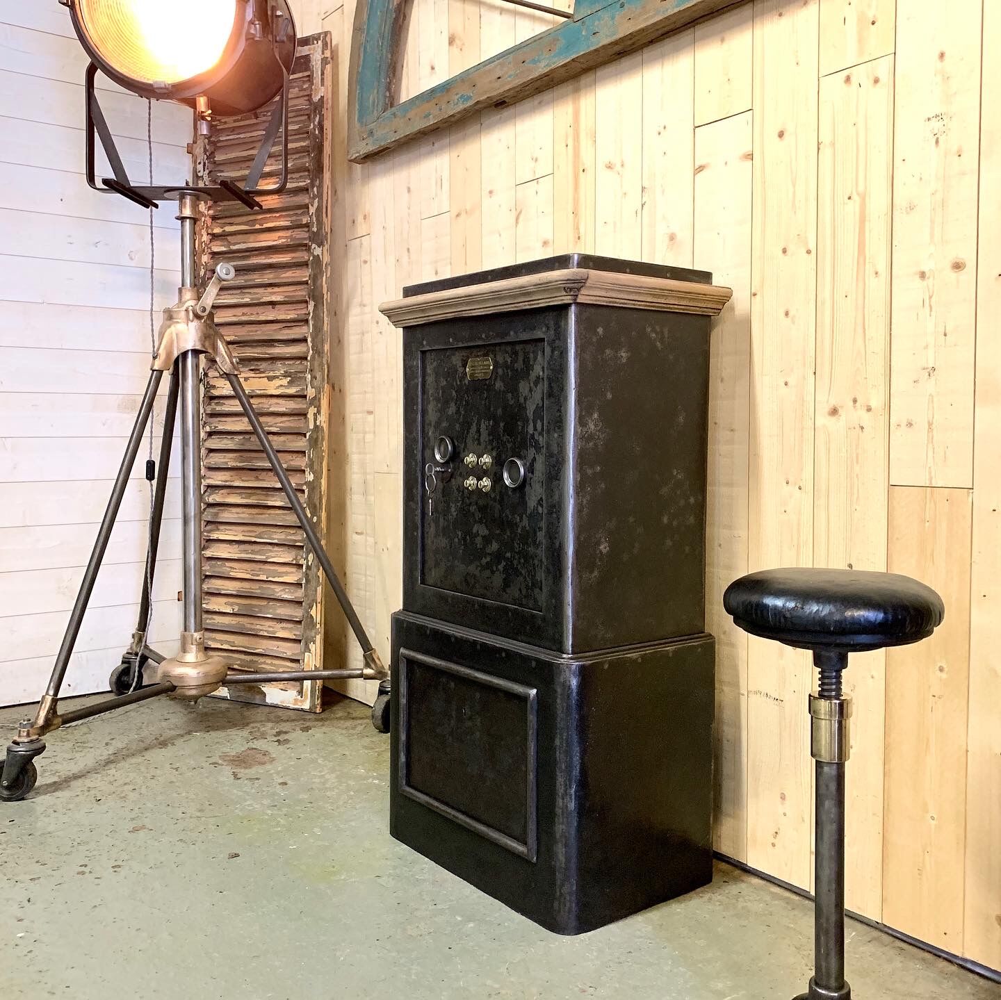 Old safe Félix Allard 1880
