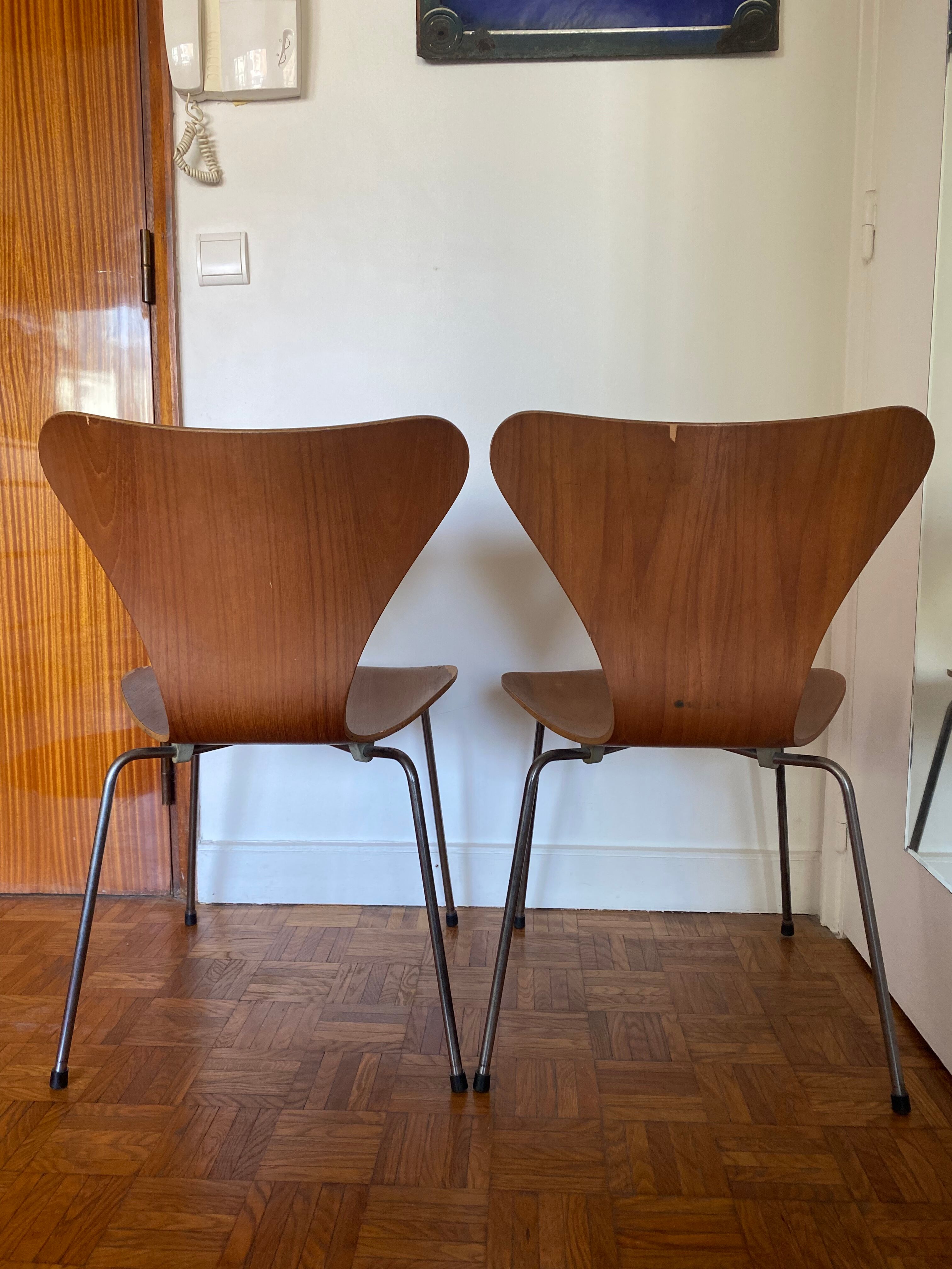 Pair of 2 Fritz Hansen 7 series chairs signed Mobilier International