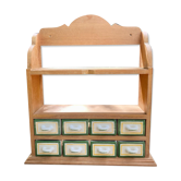 Étagère en bois et faïence à épices