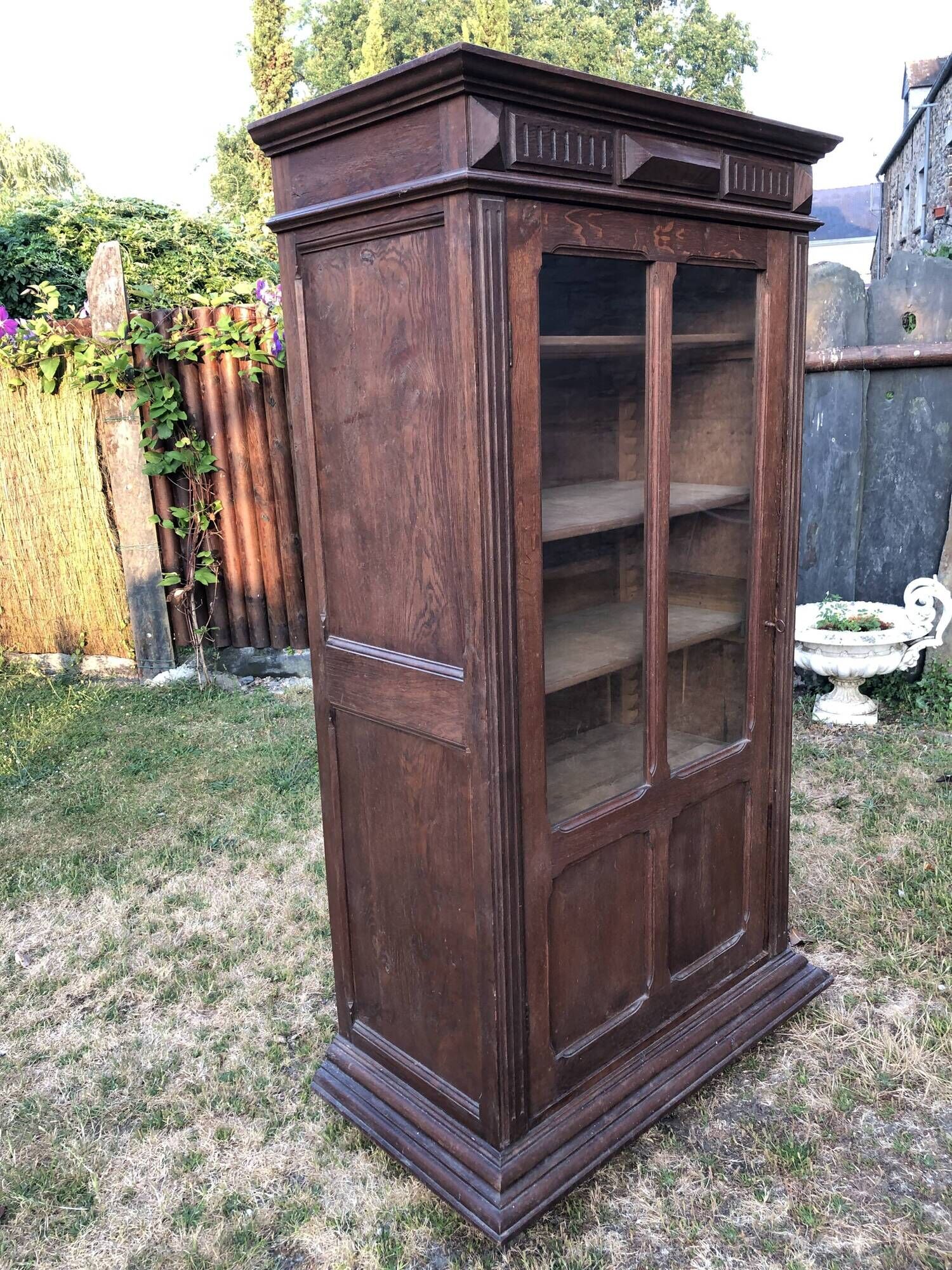 Armoire vintage parisienne à 1 porte vitrée en chêne massif.